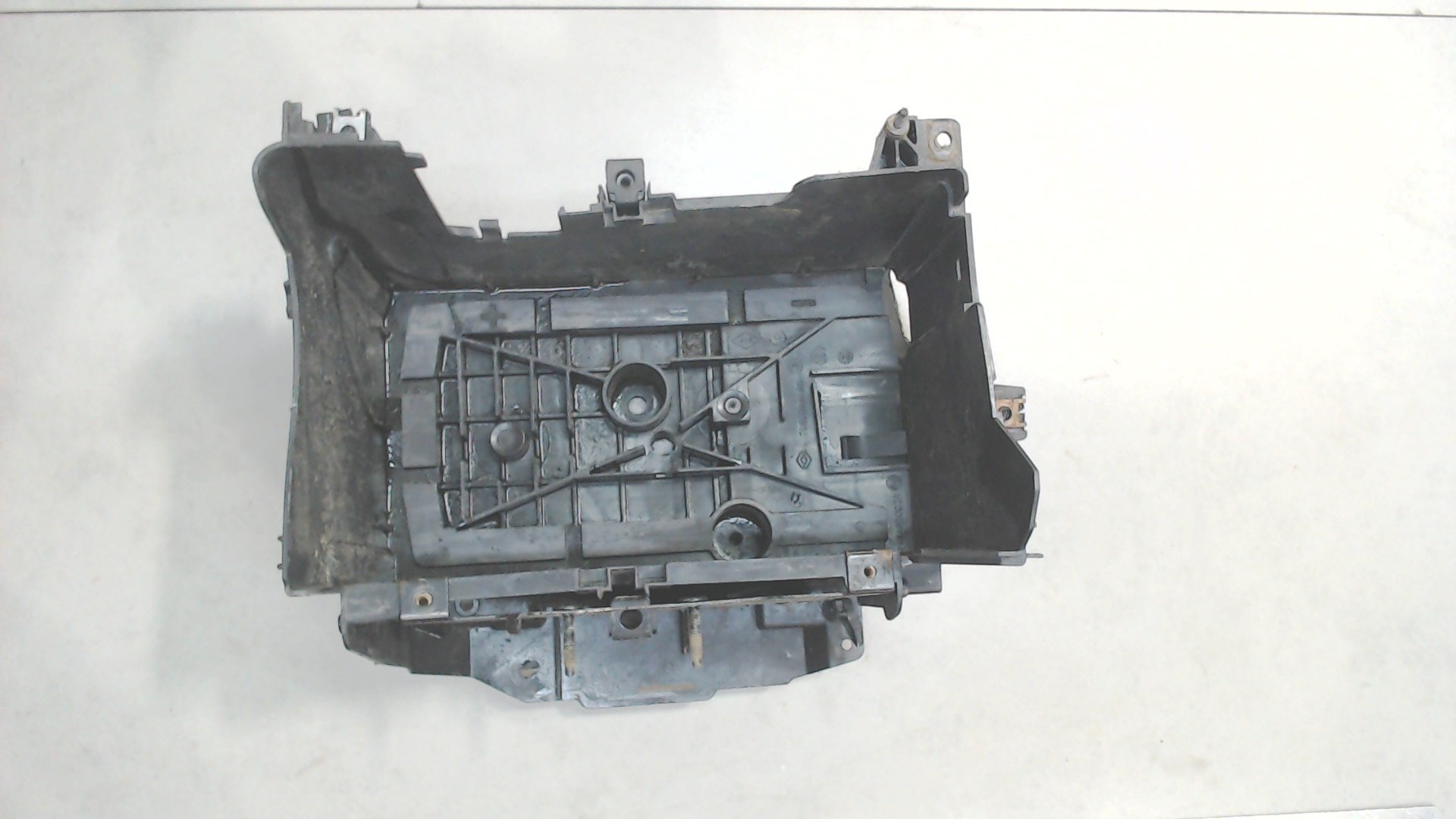 Площадка под аккумулятор (АКБ)