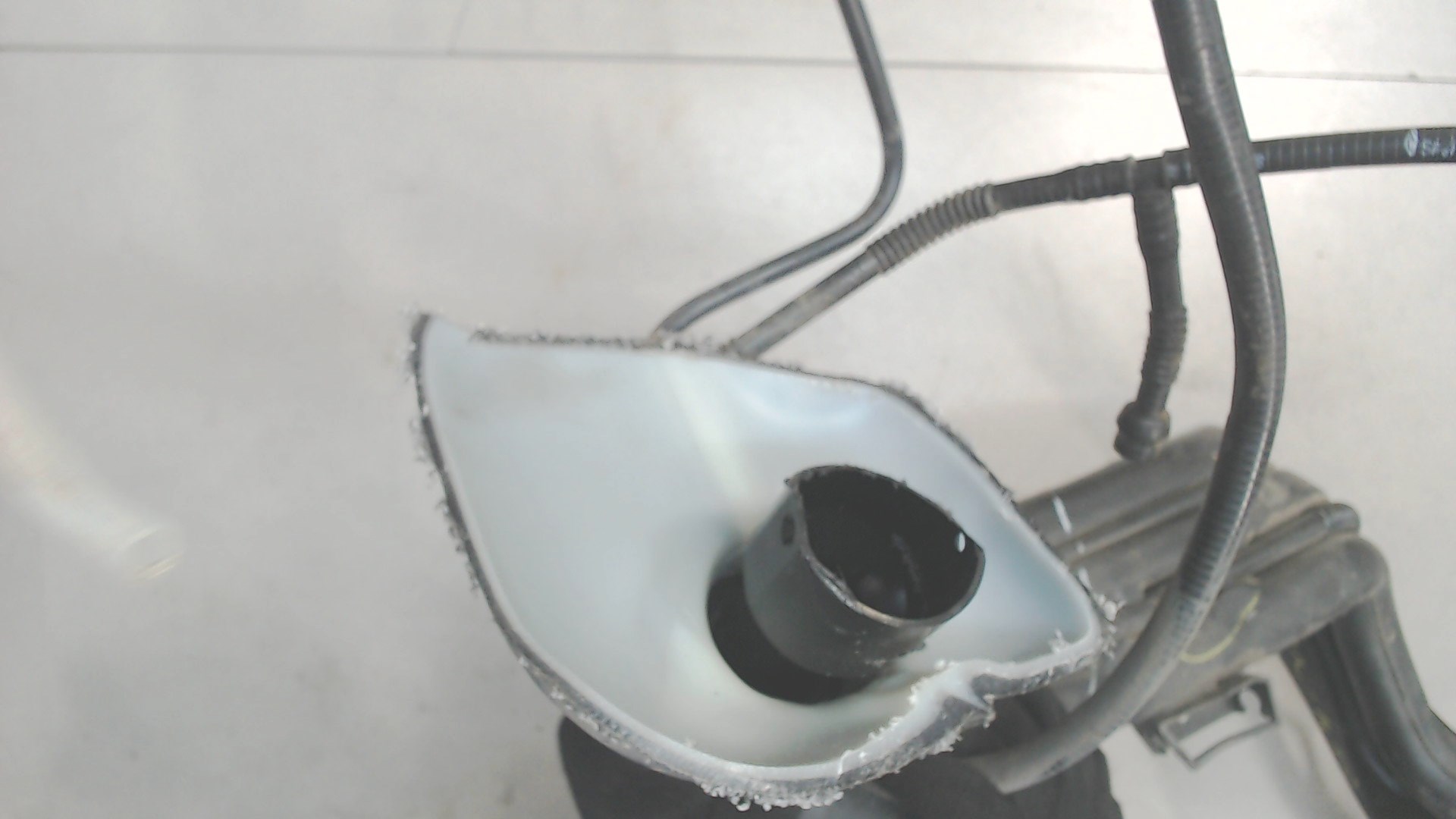 Горловина топливного бака