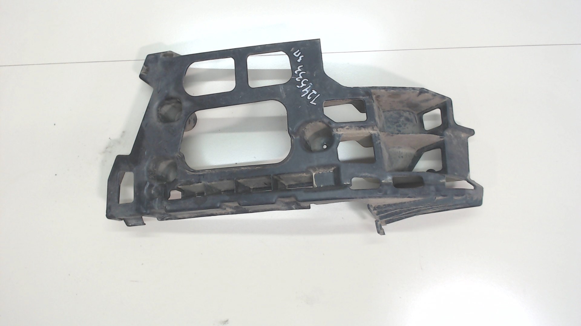 Кронштейн заднего бампера правый