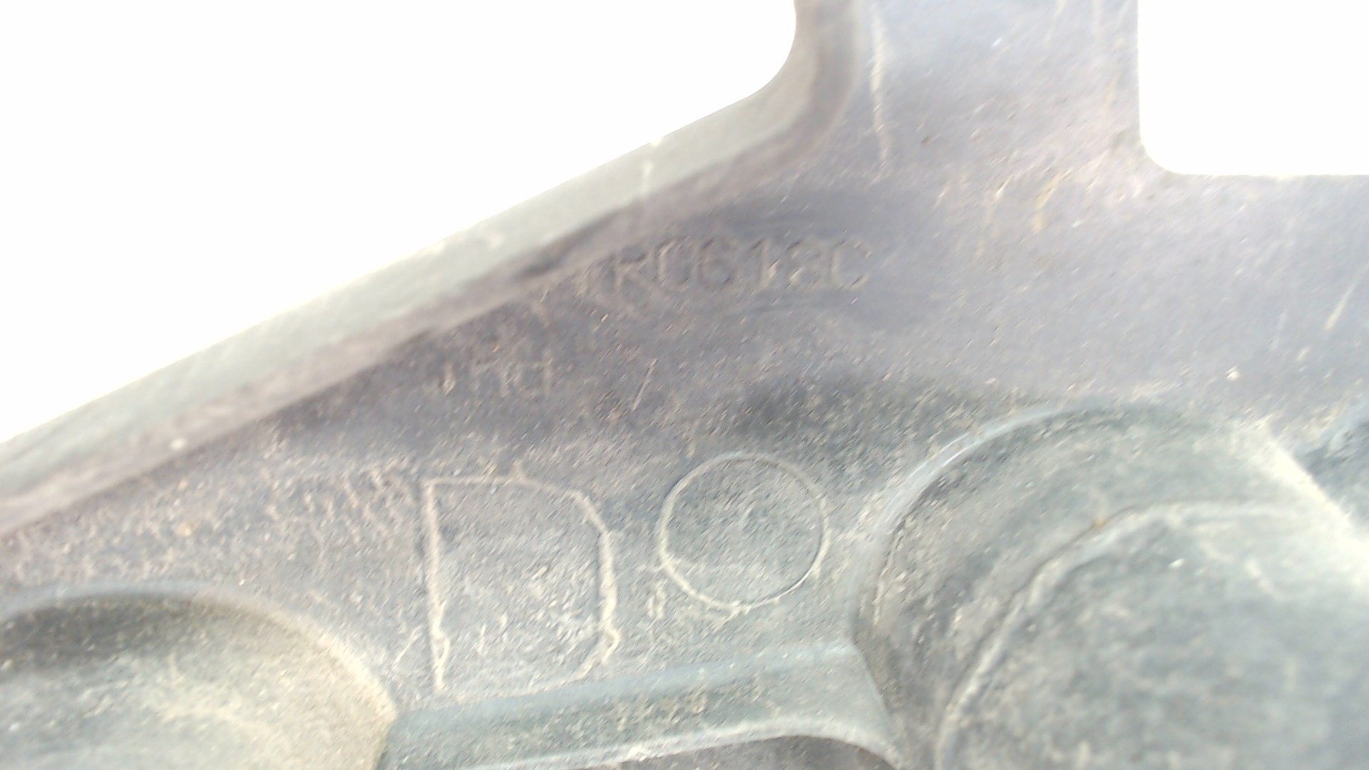 Кронштейн заднего бампера правый