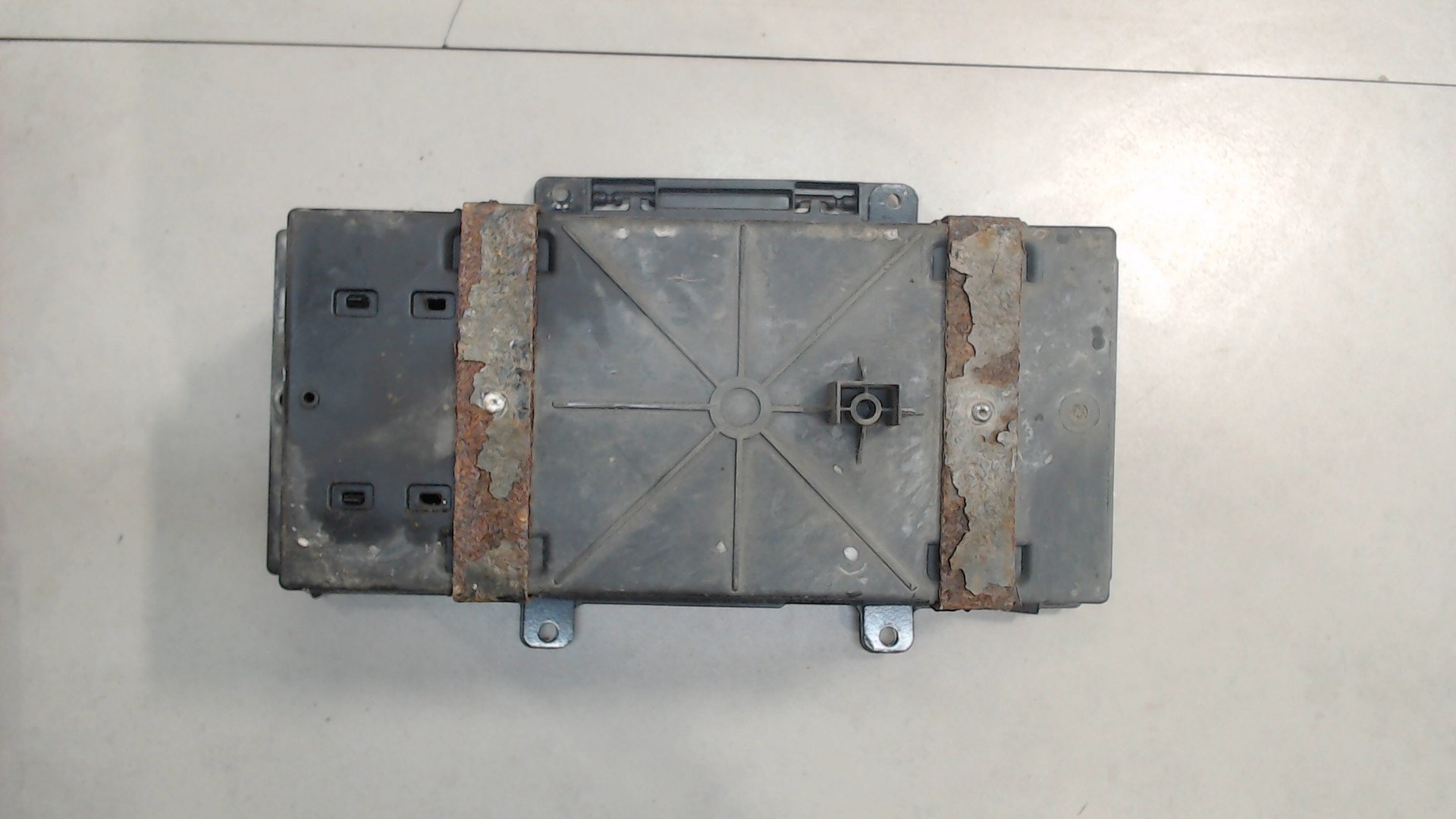 Площадка под аккумулятор (АКБ)