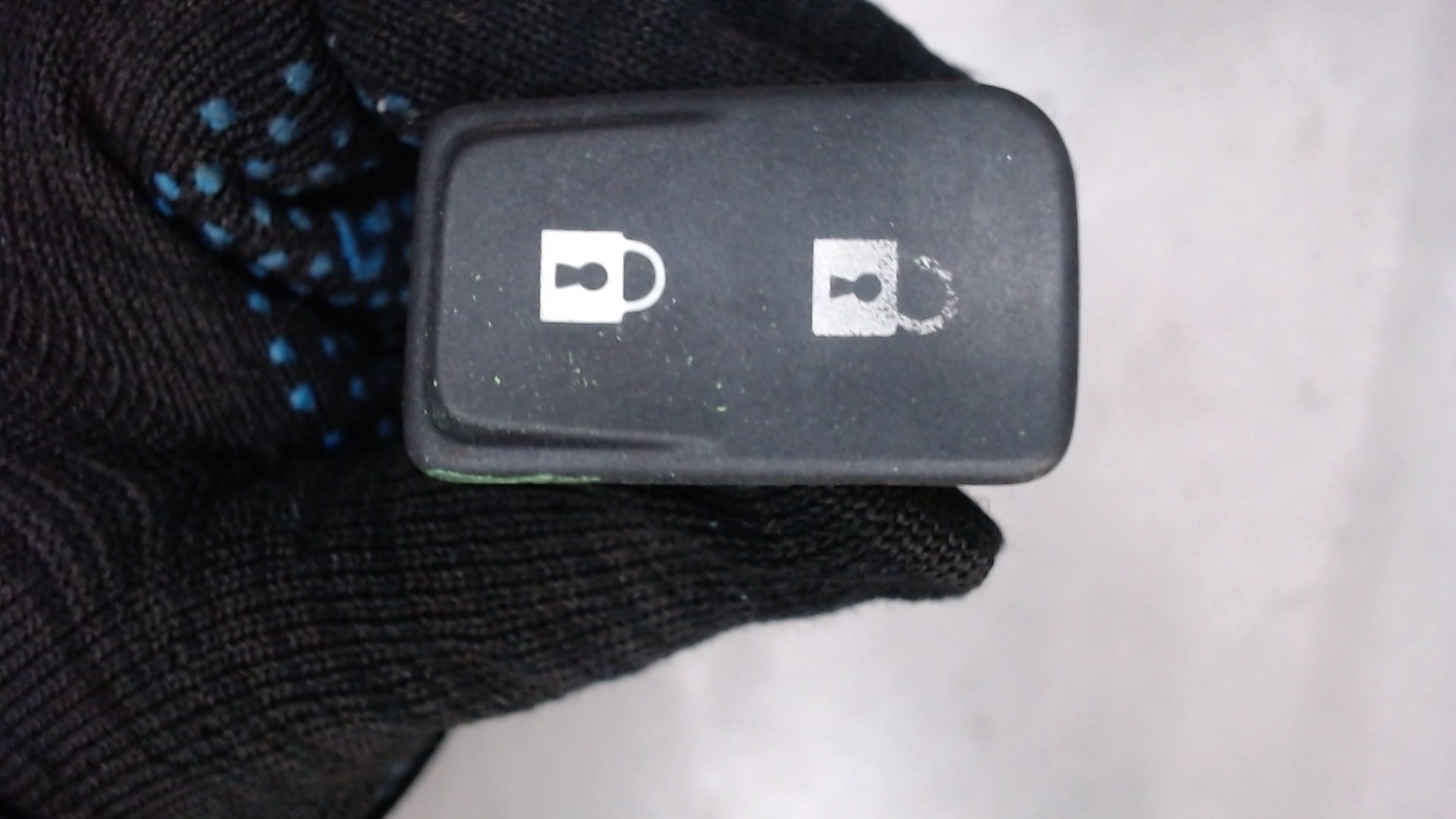 Кнопка открывания двери