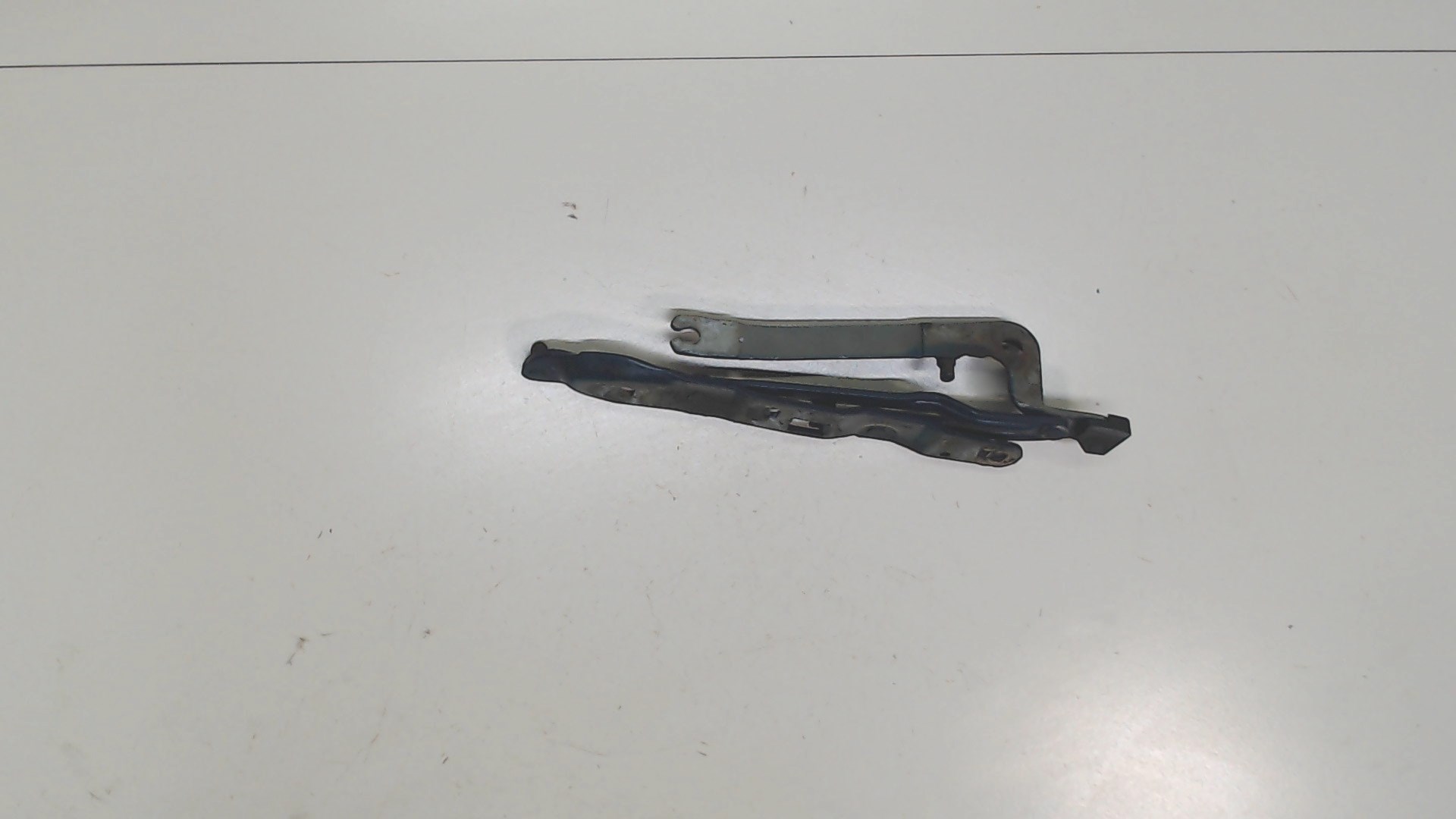 Петля крышки багажника