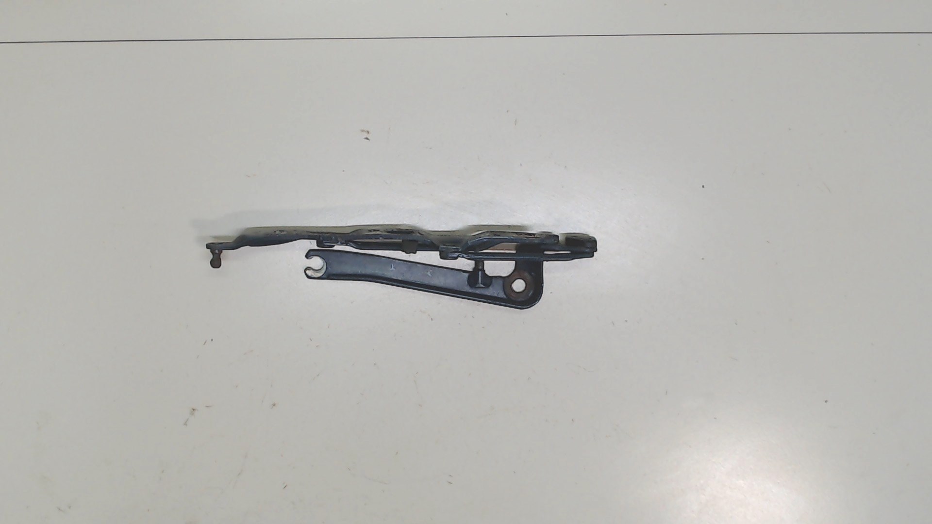 Петля крышки багажника