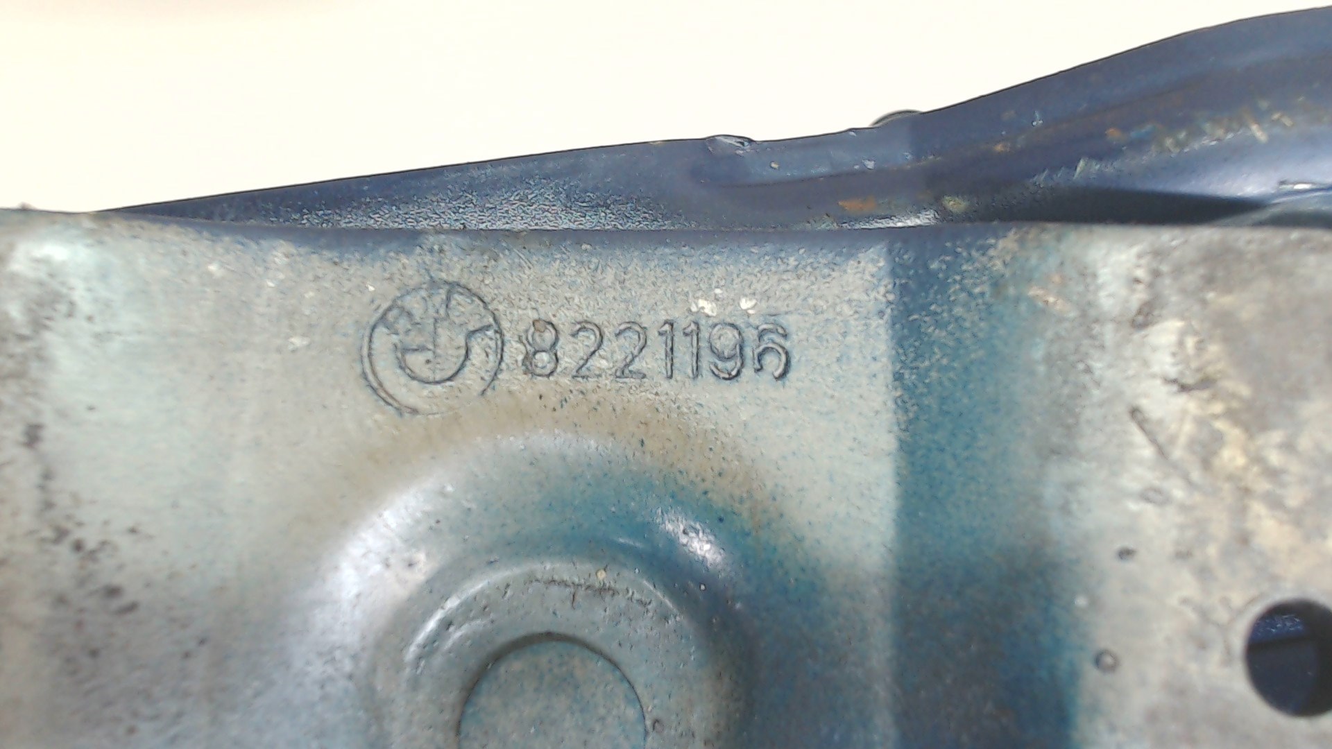 Петля крышки багажника