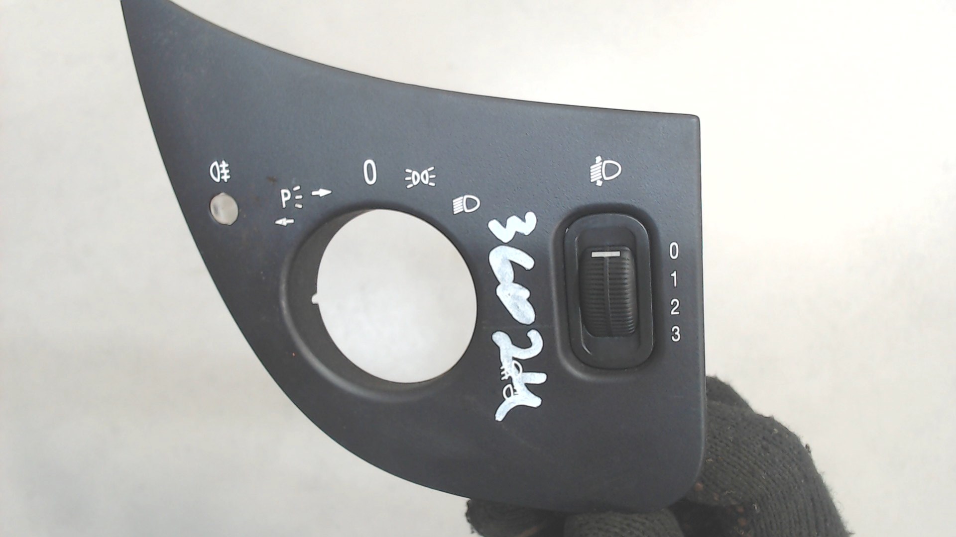 Кнопка корректора фар