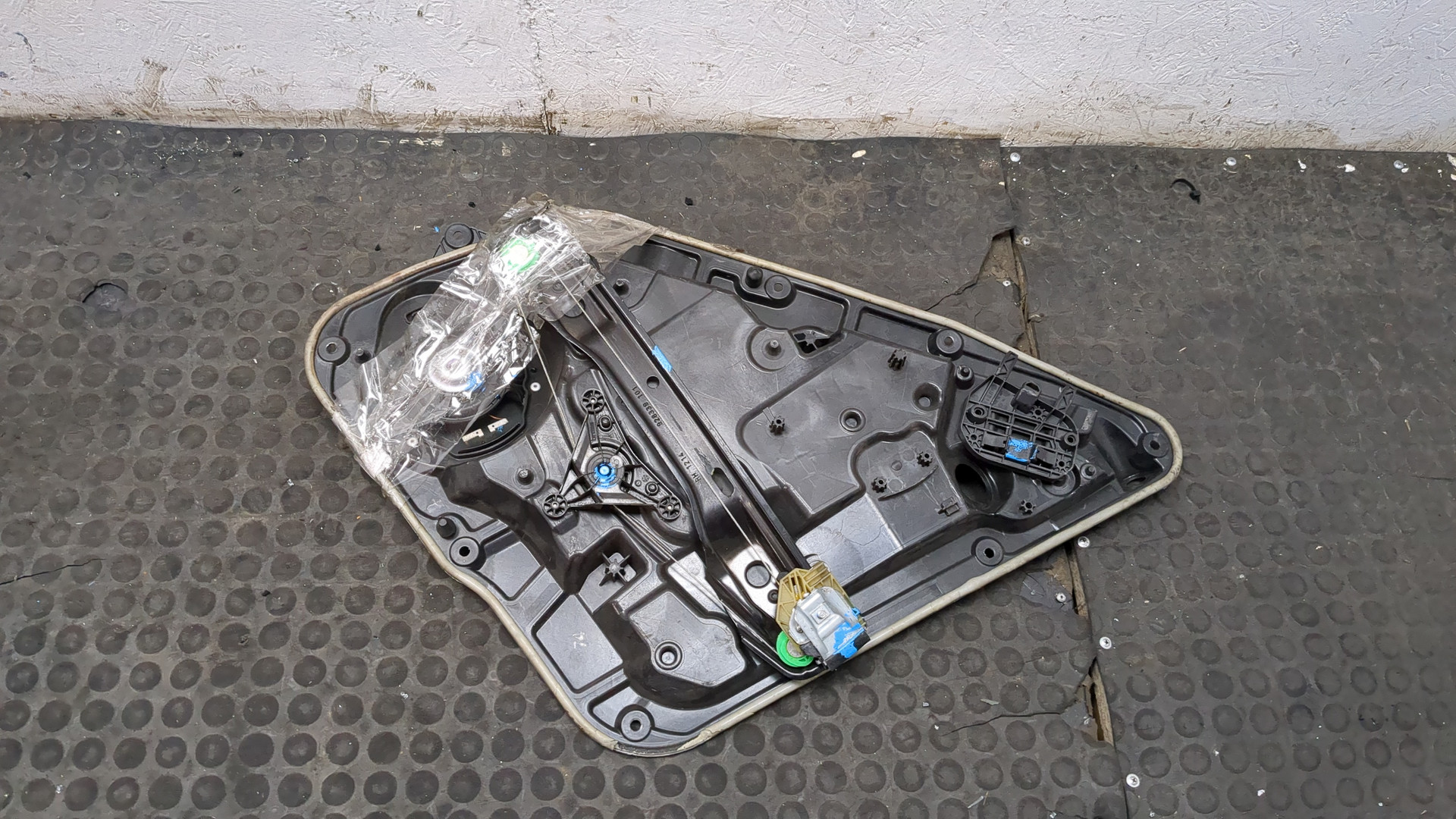 Стеклоподъемник электр. задний правый