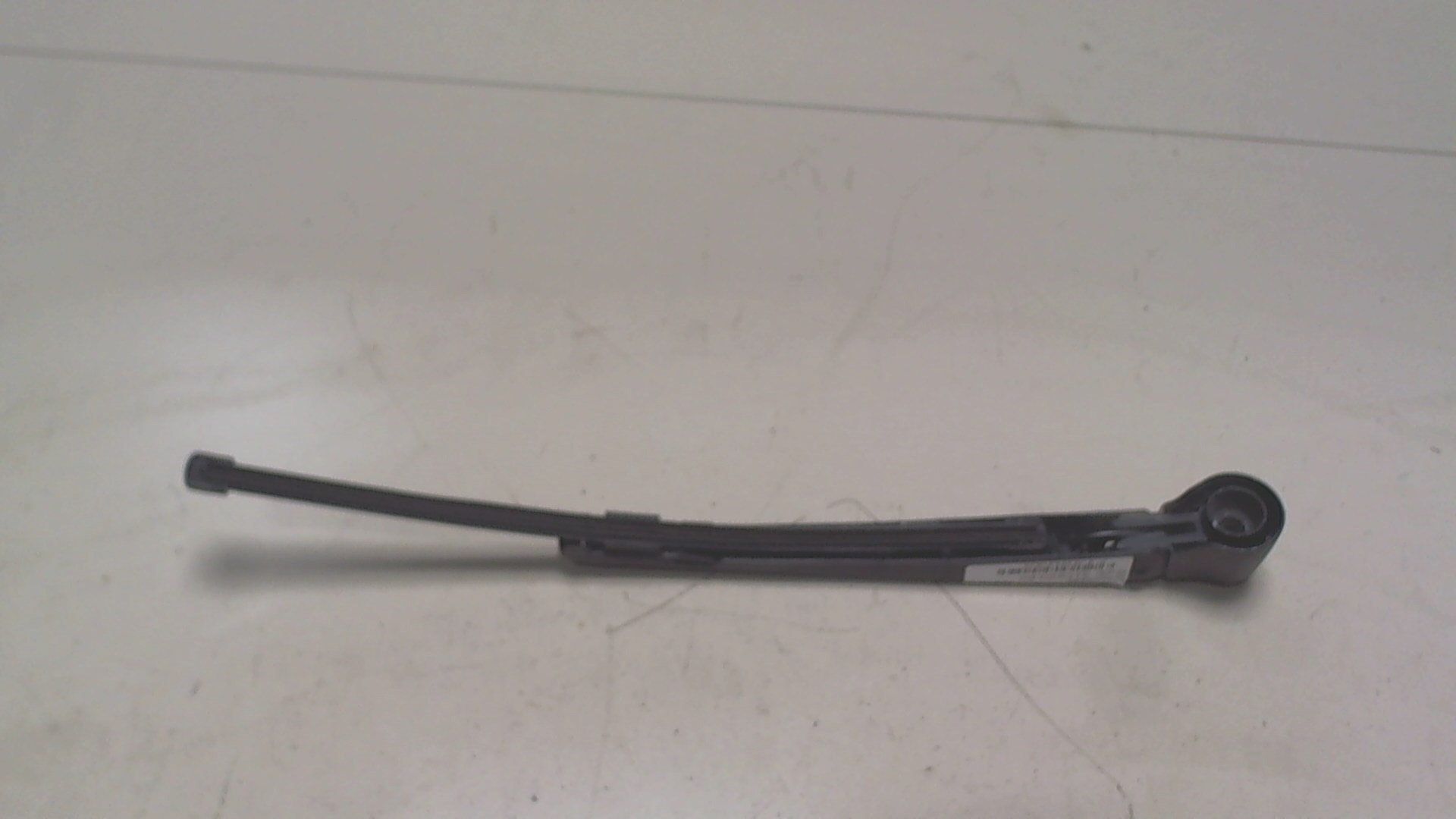 Поводок стеклоочистителя заднего