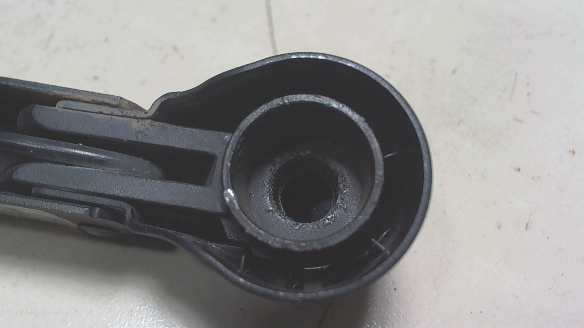 Поводок стеклоочистителя заднего