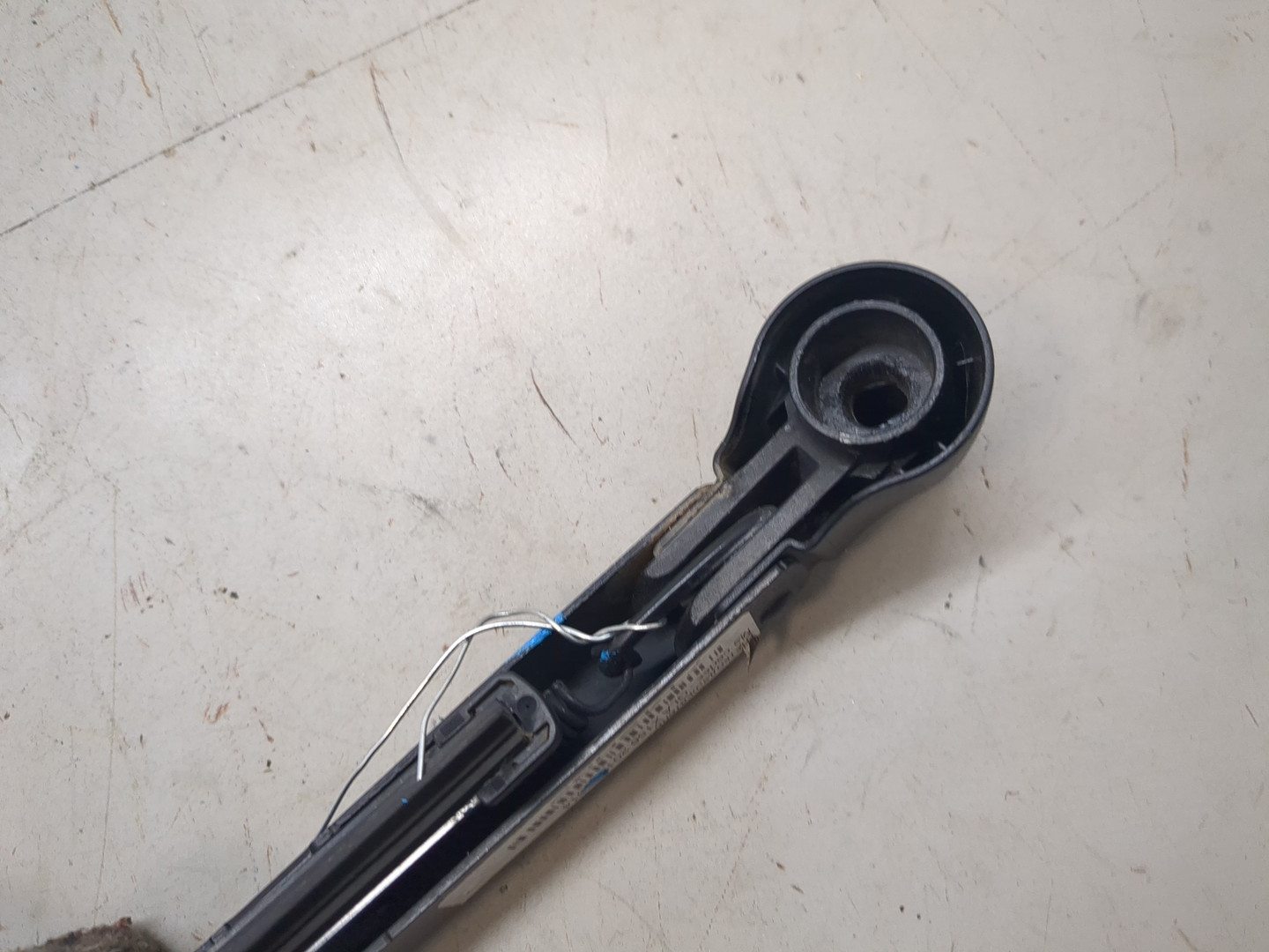 Поводок стеклоочистителя заднего