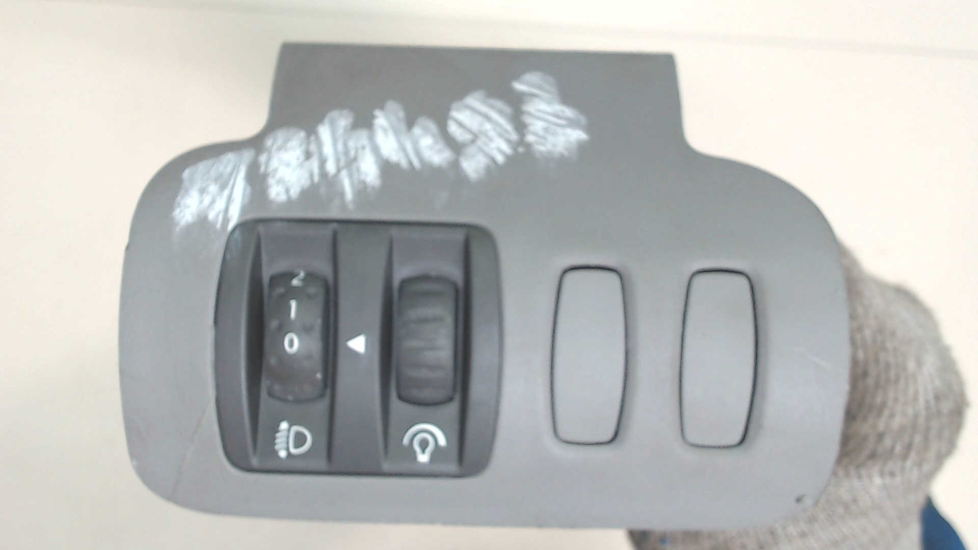 Кнопка корректора фар