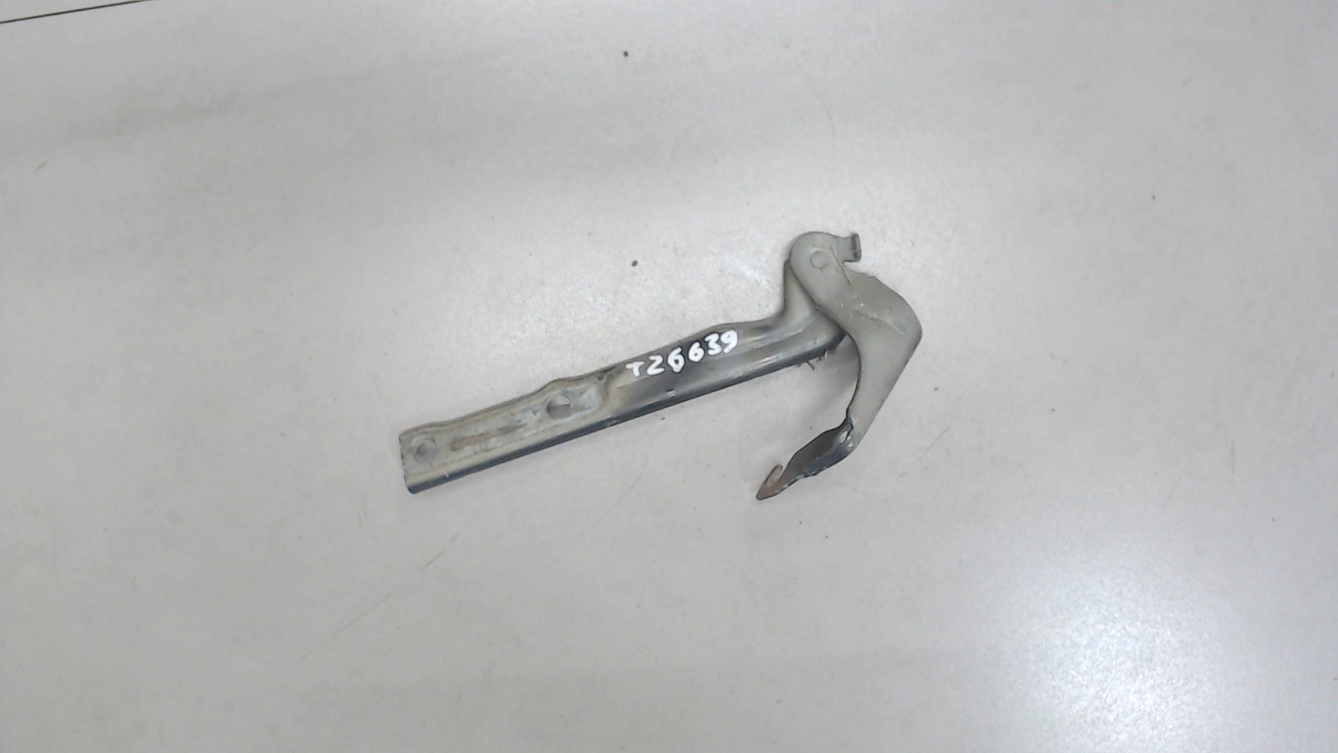 Петля капота левая