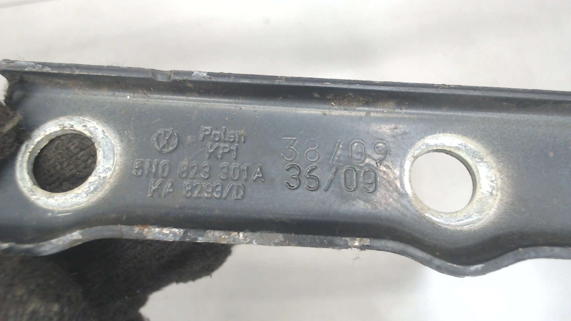 Петля капота левая