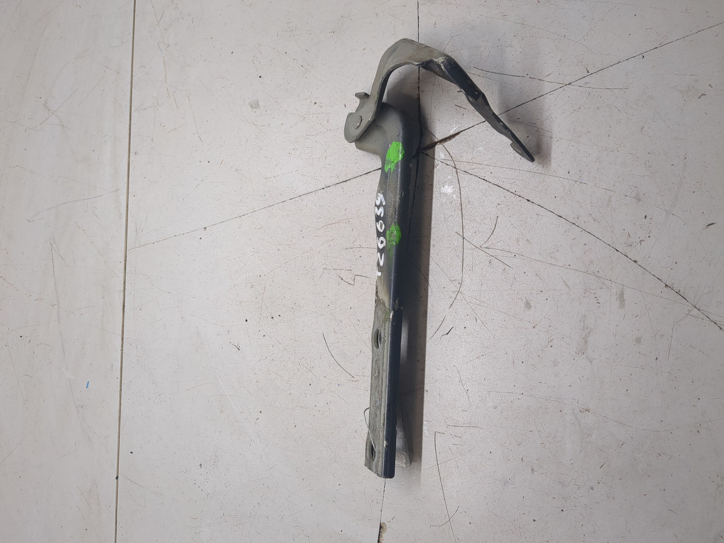 Петля капота левая