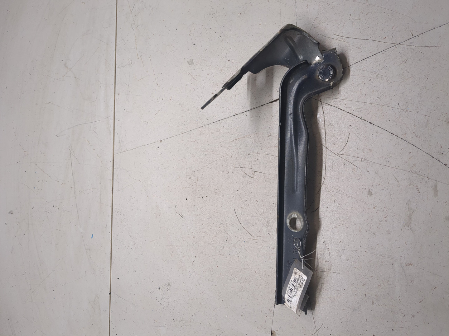 Петля капота левая