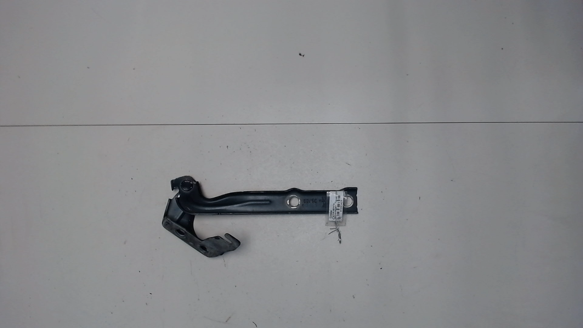 Петля капота левая