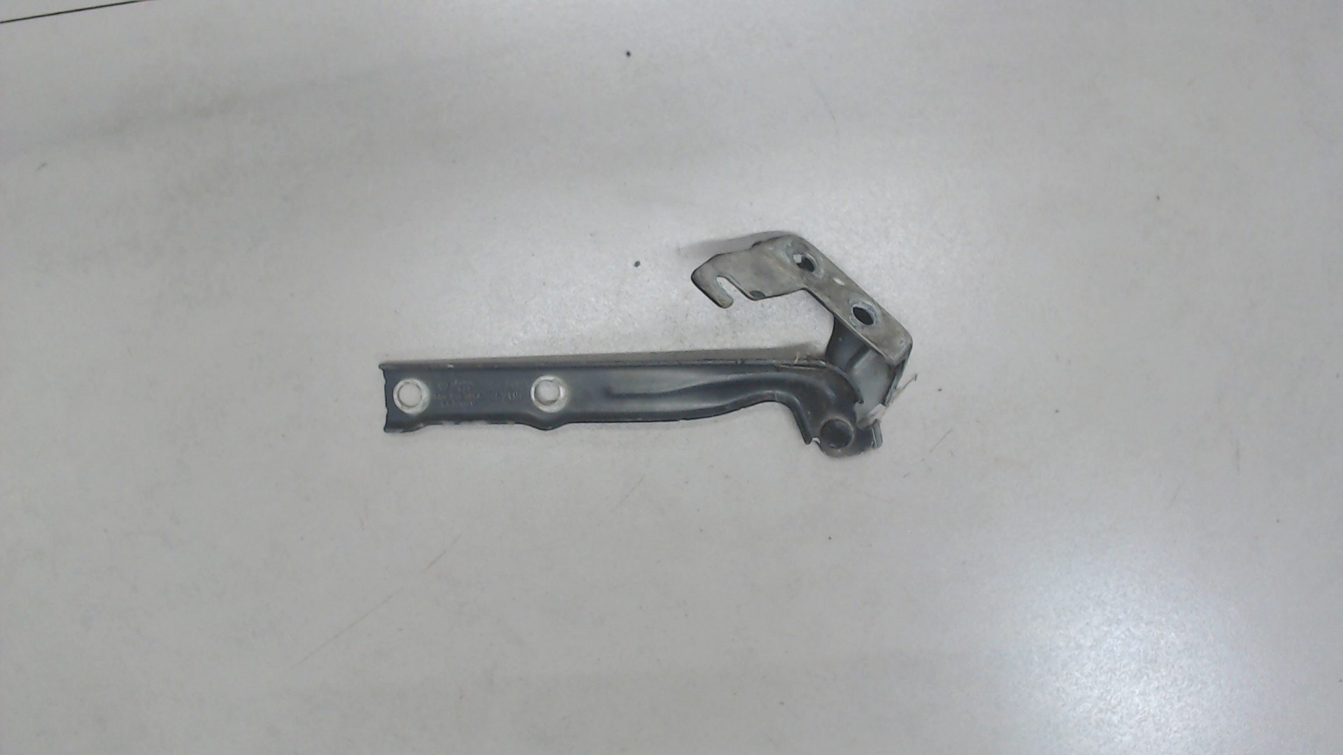 Петля капота левая