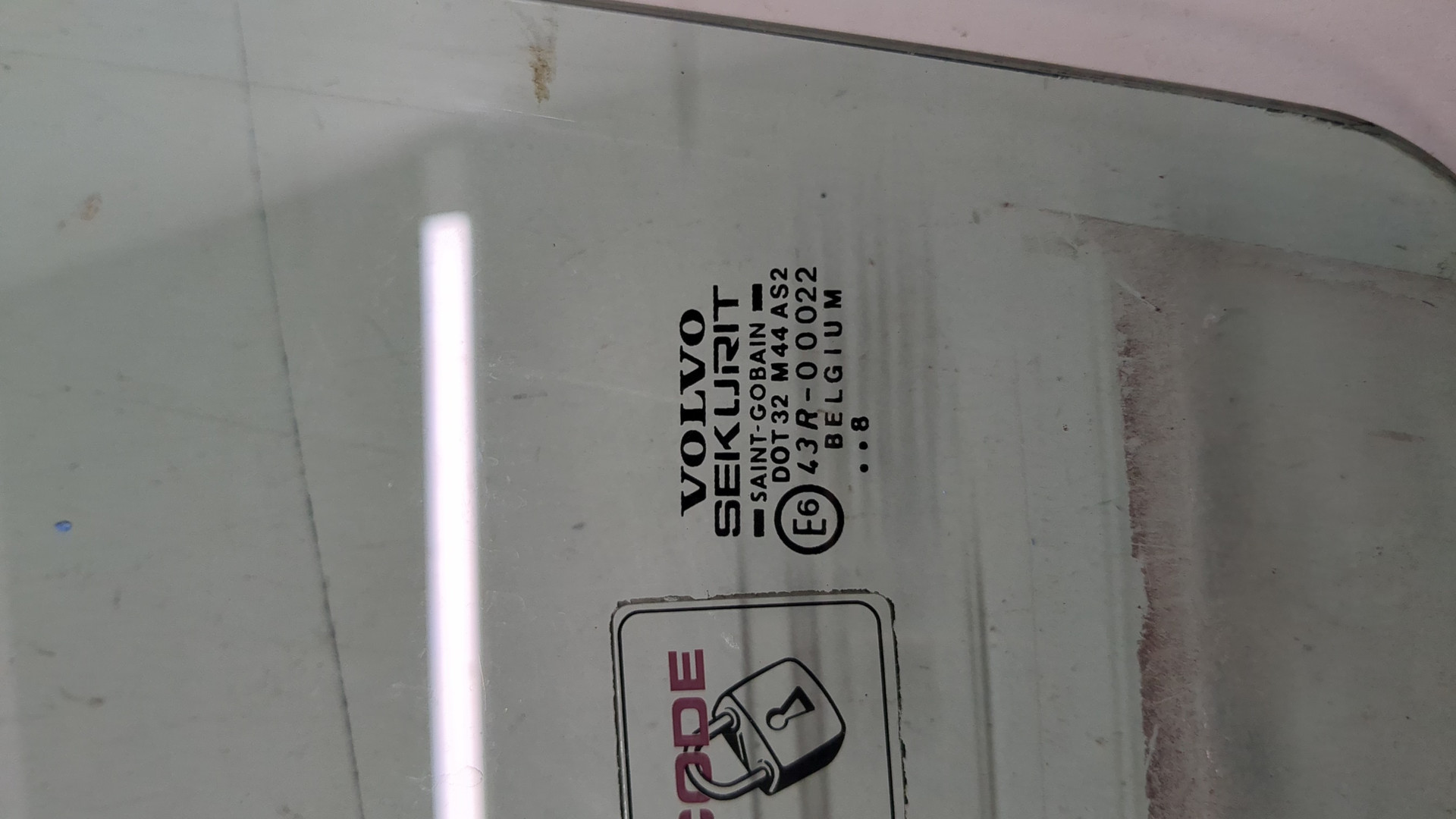 Стекло двери передней левой