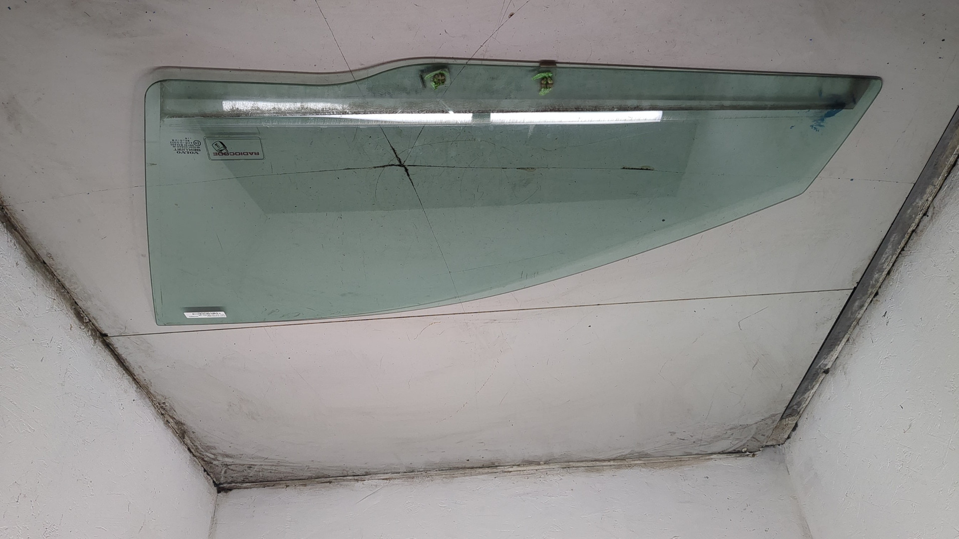 Стекло двери передней левой
