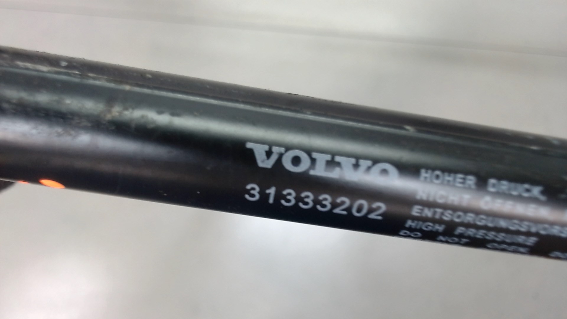 Амортизатор крышки багажника