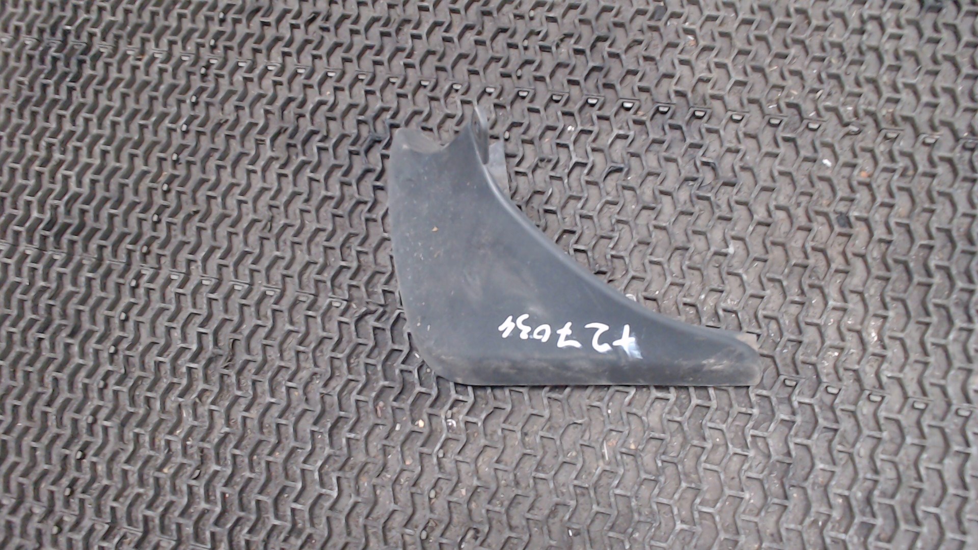 Брызговик задний правый