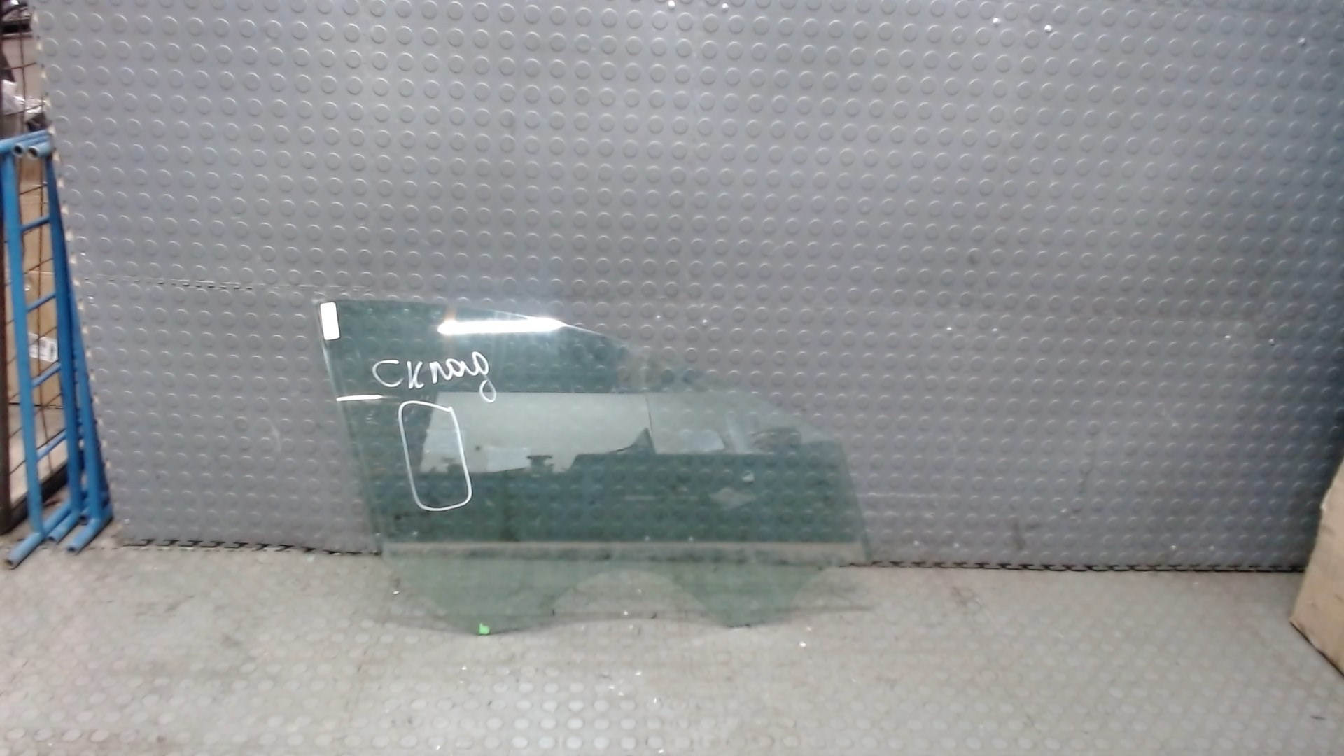 Стекло двери передней правой