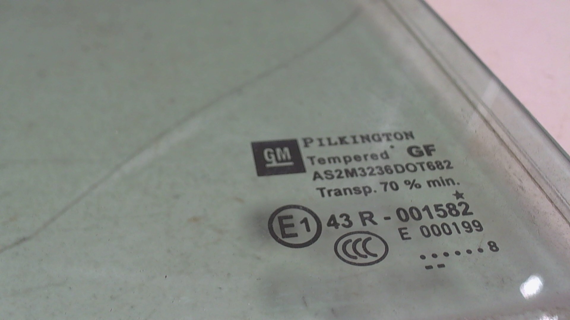 Стекло двери задней правой (форточка)