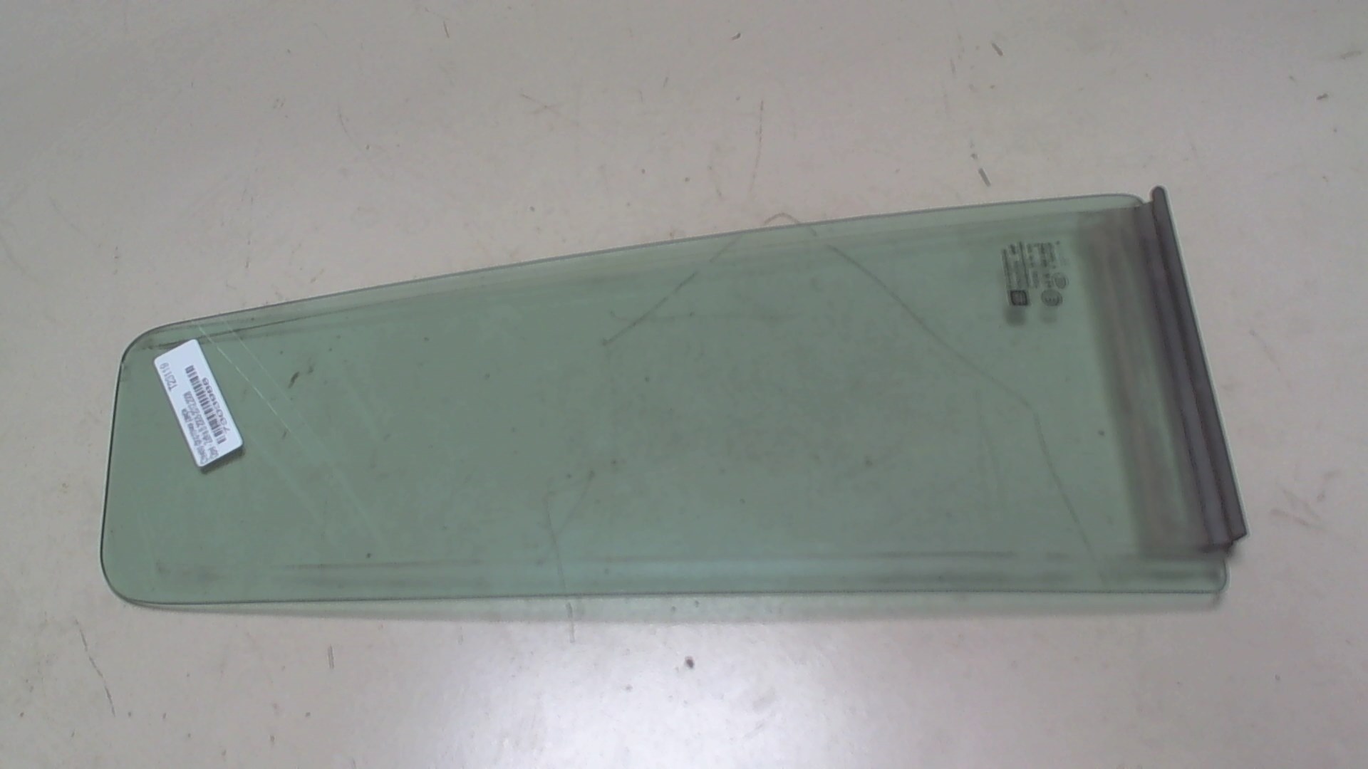 Стекло двери задней правой (форточка)