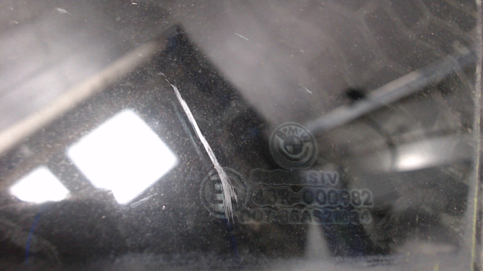 Стекло двери передней левой