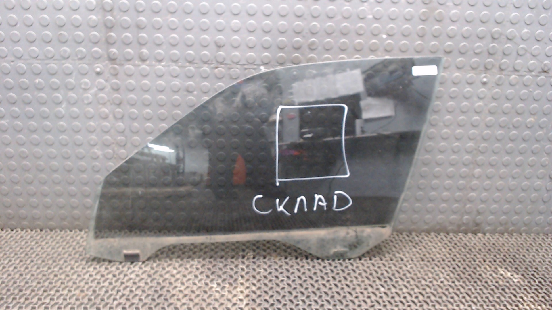 Стекло двери передней левой