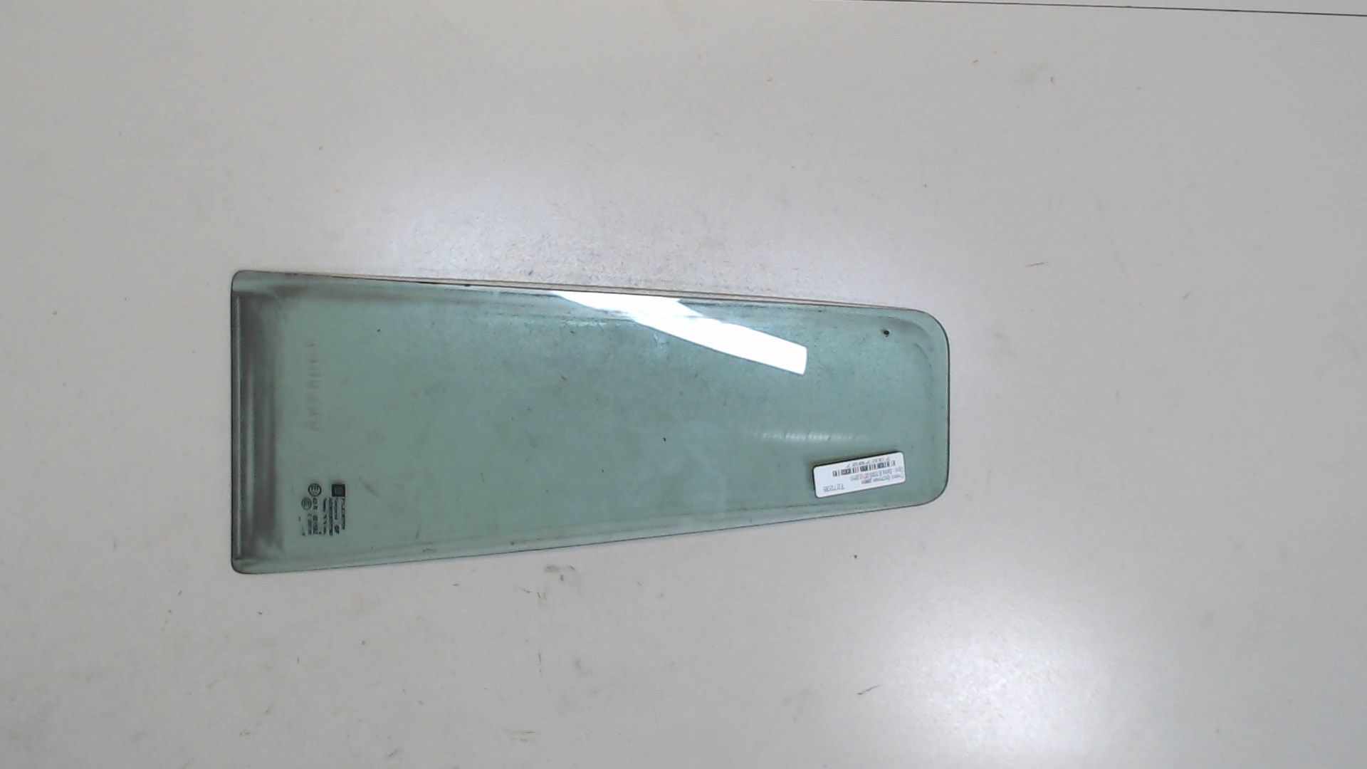 Стекло двери задней правой (форточка)