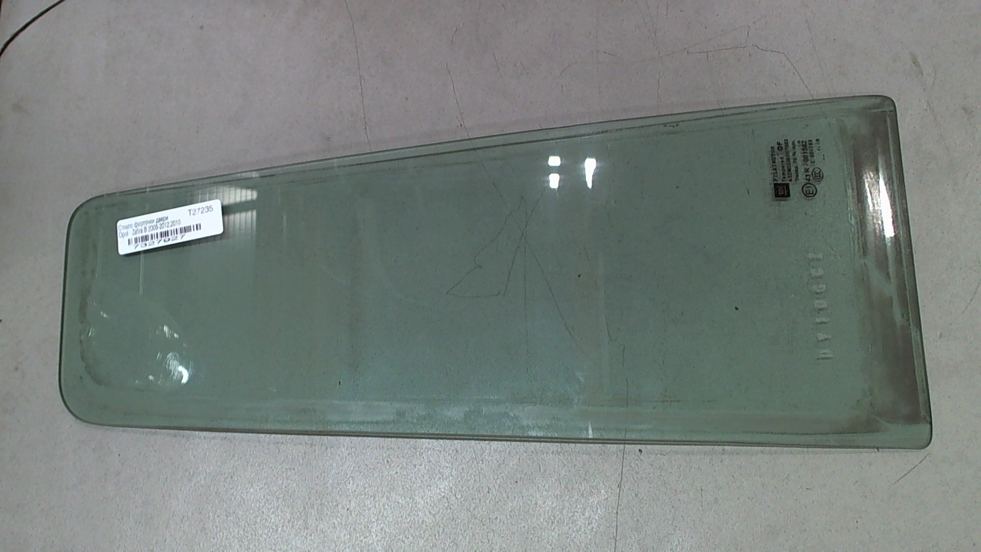 Стекло двери задней правой (форточка)