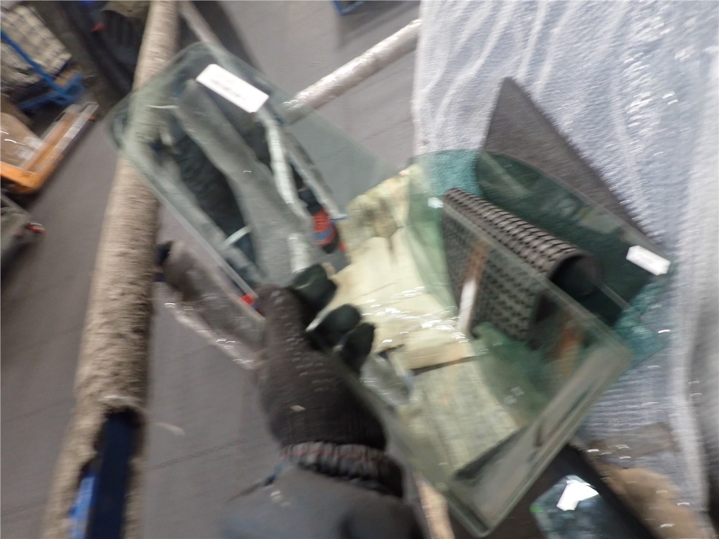 Стекло двери задней правой (форточка)