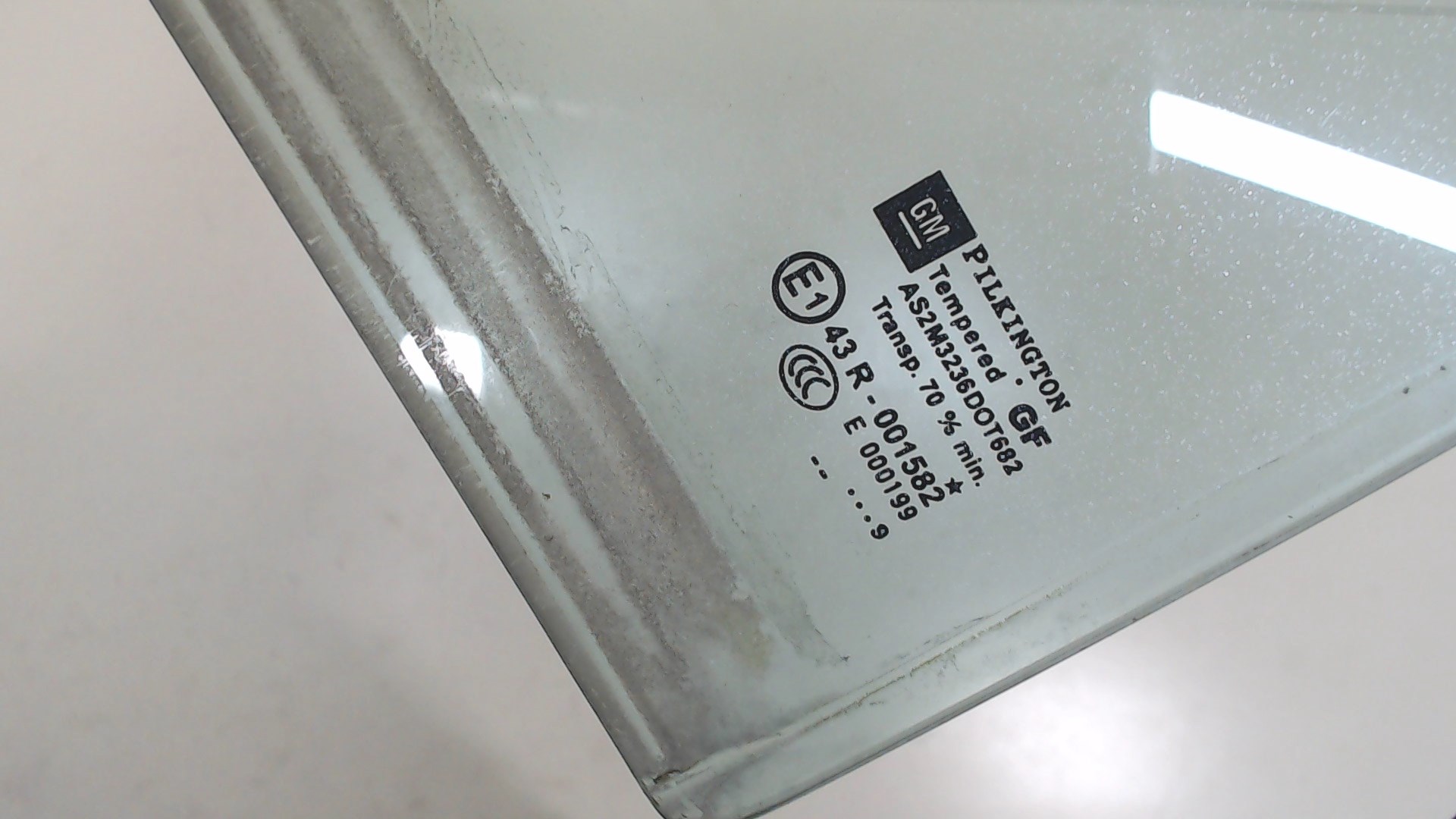 Стекло двери задней правой (форточка)