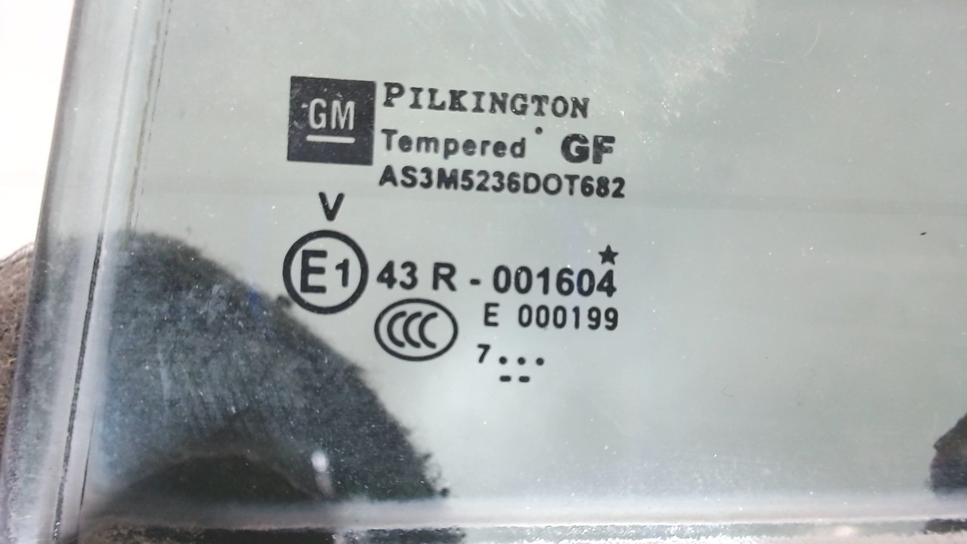 Стекло двери задней левой (форточка)