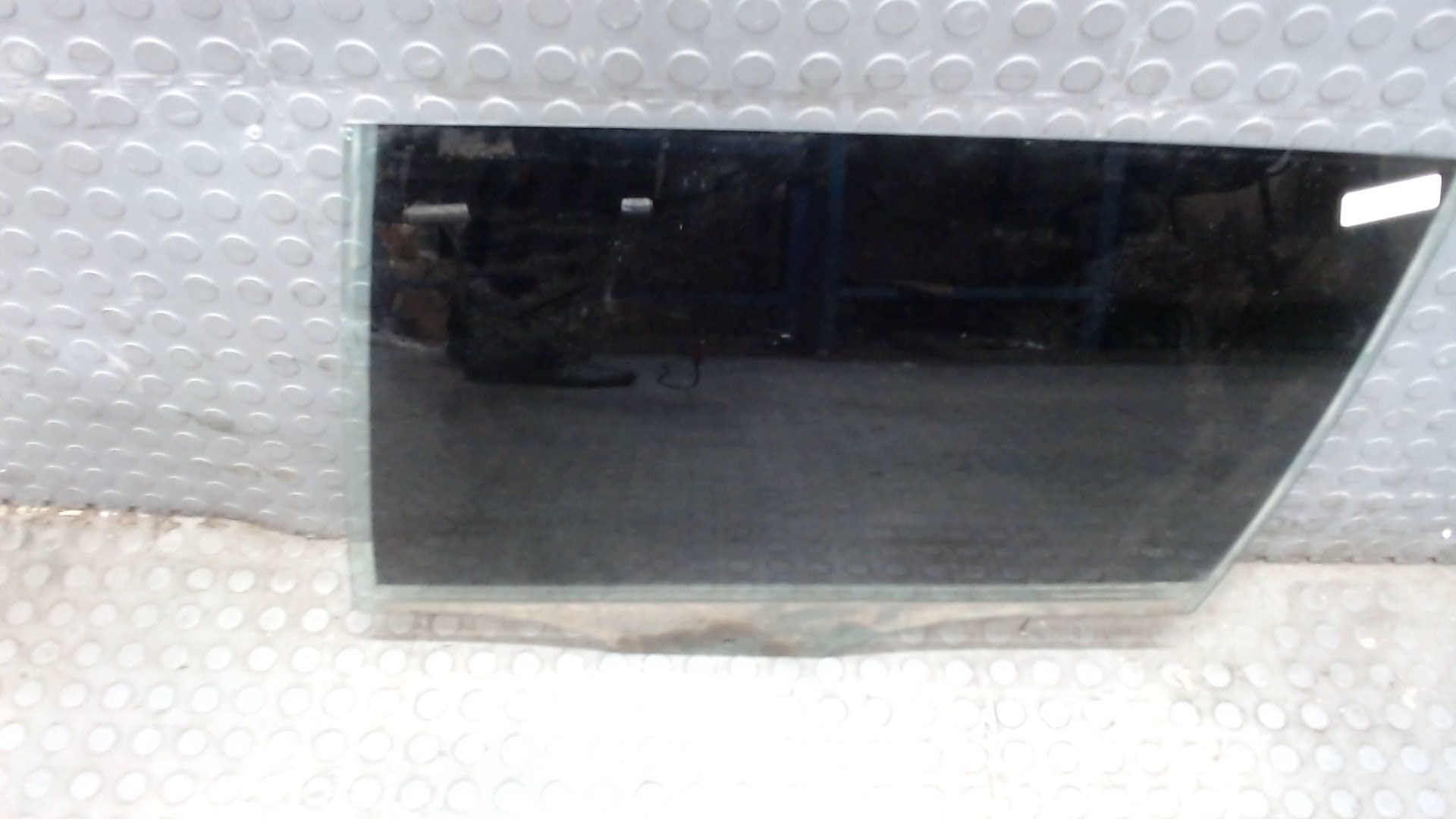 Стекло двери задней левой