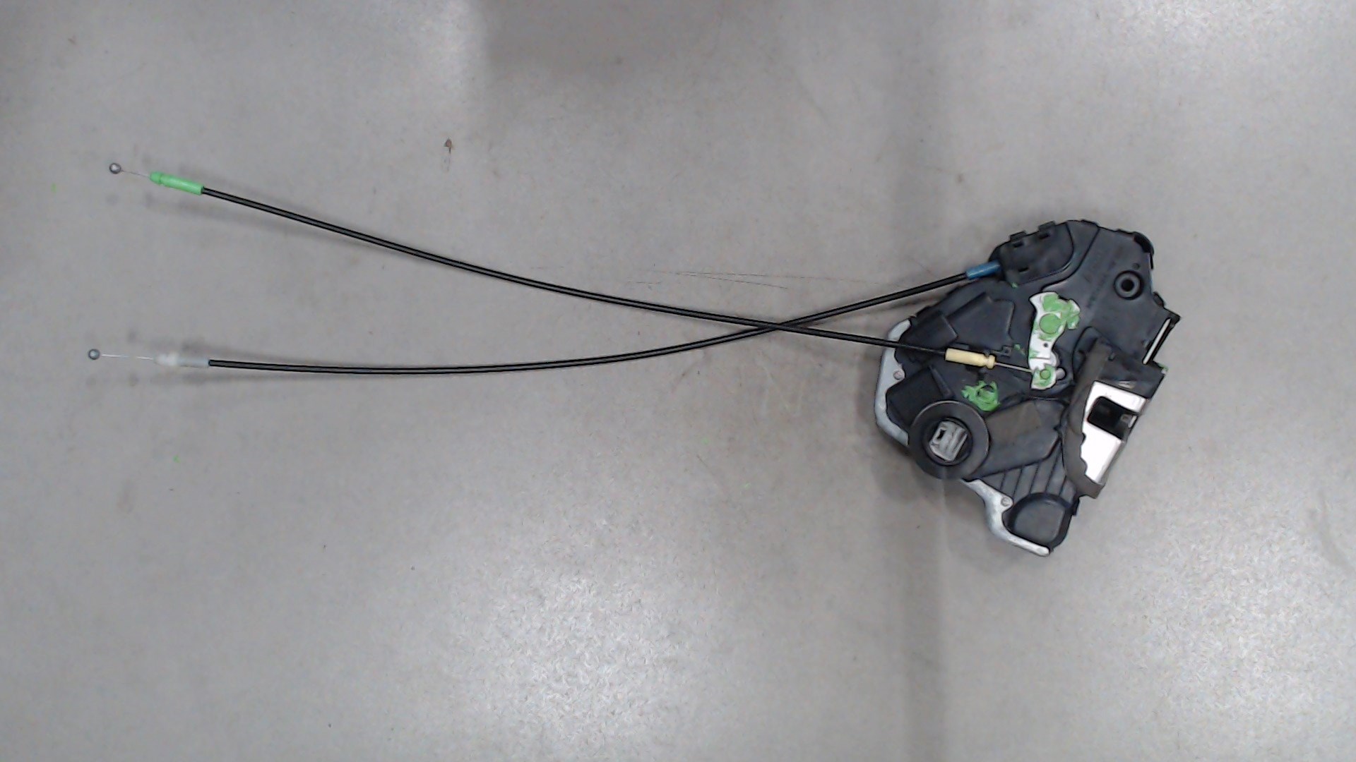 Замок двери передней левой