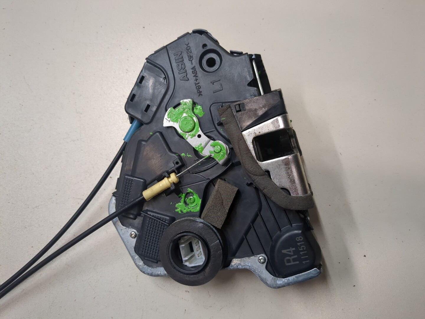 Замок двери передней левой