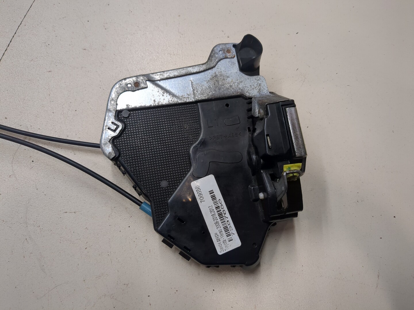 Замок двери передней левой