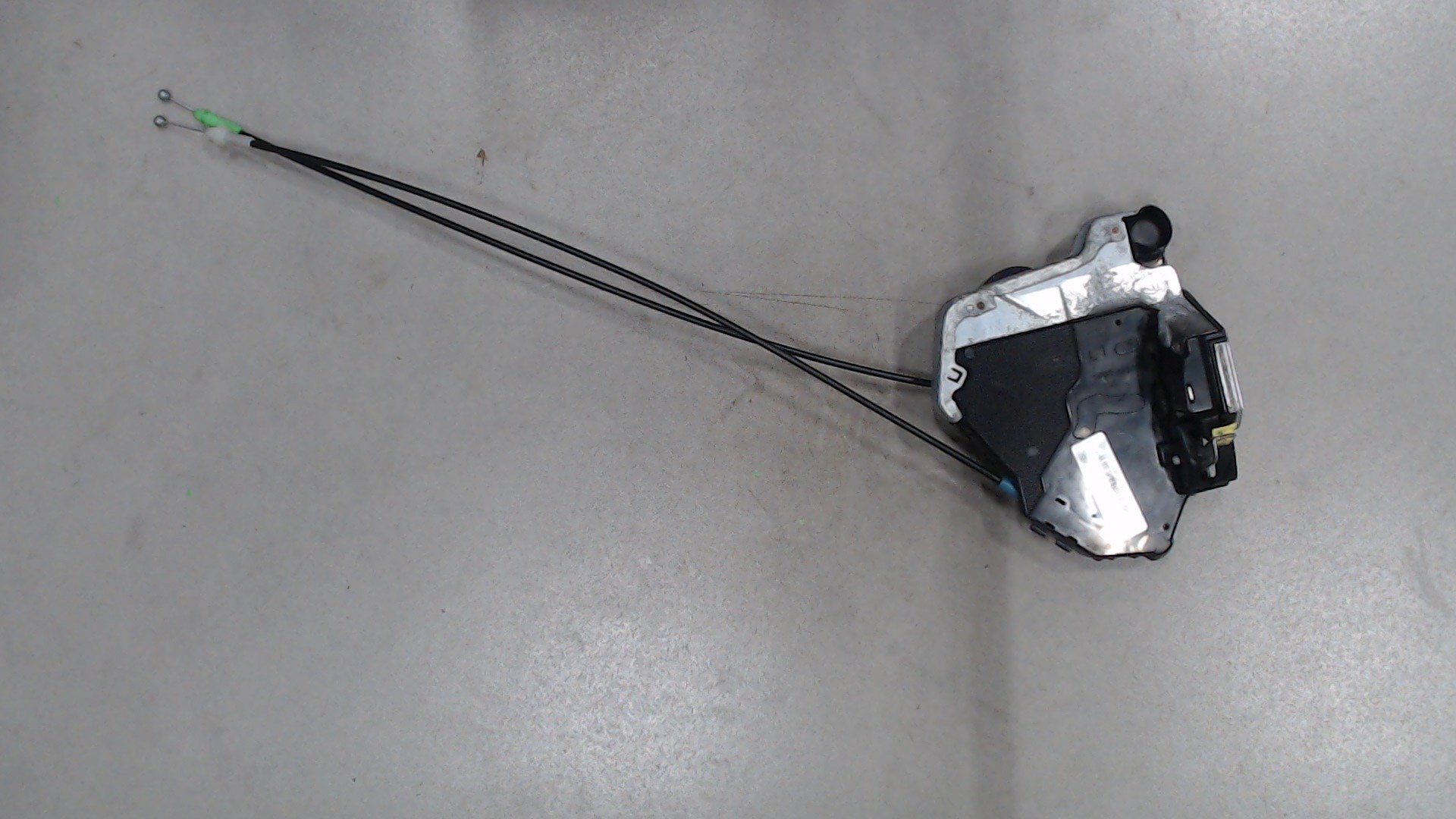 Замок двери передней левой