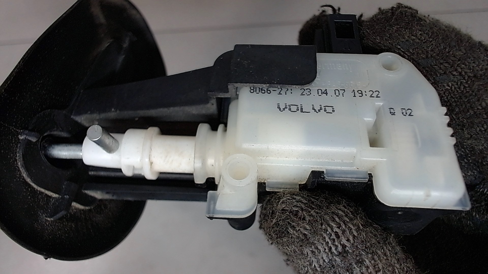 Активатор замка крышки бензобака