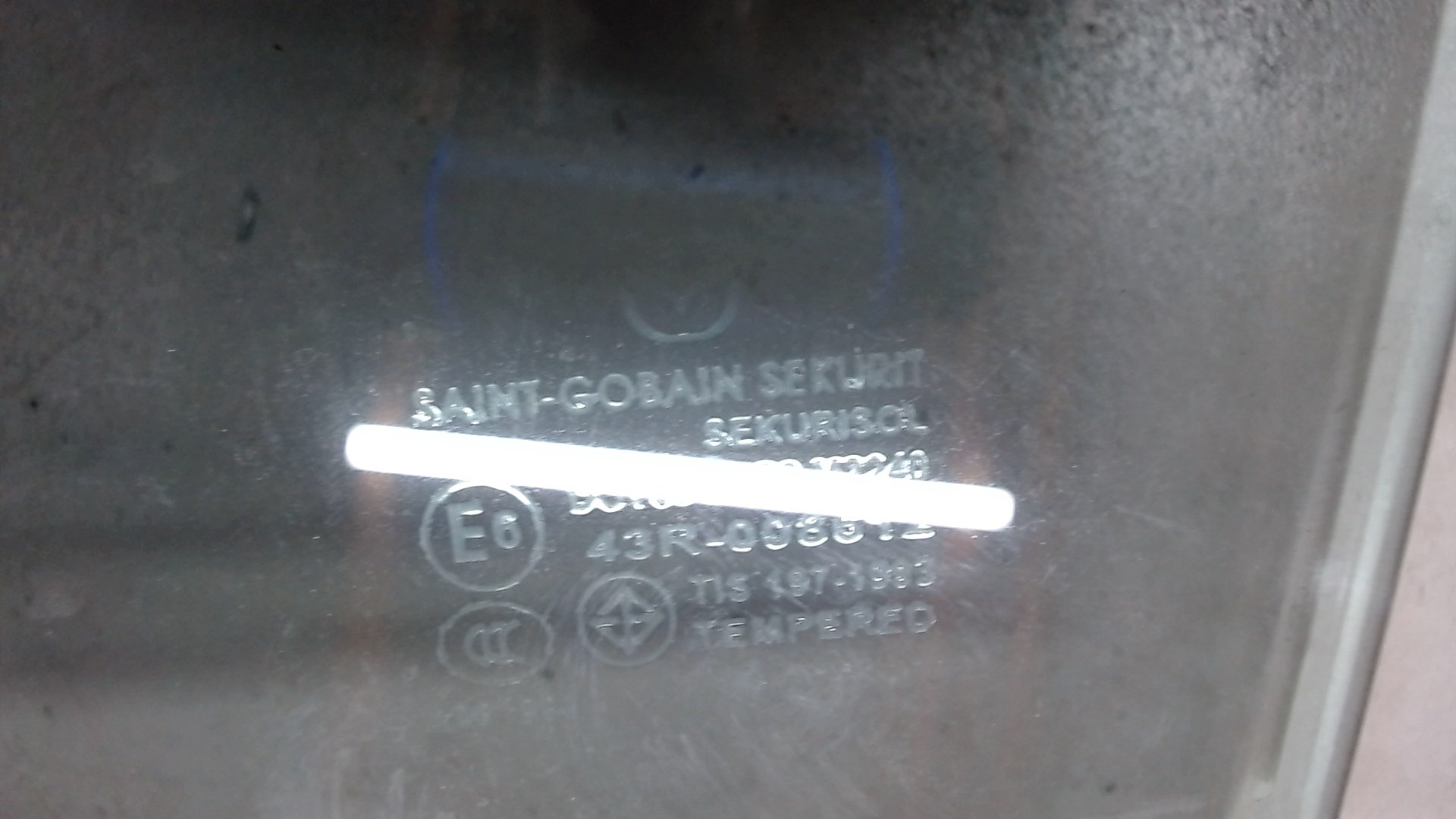 Стекло двери передней левой