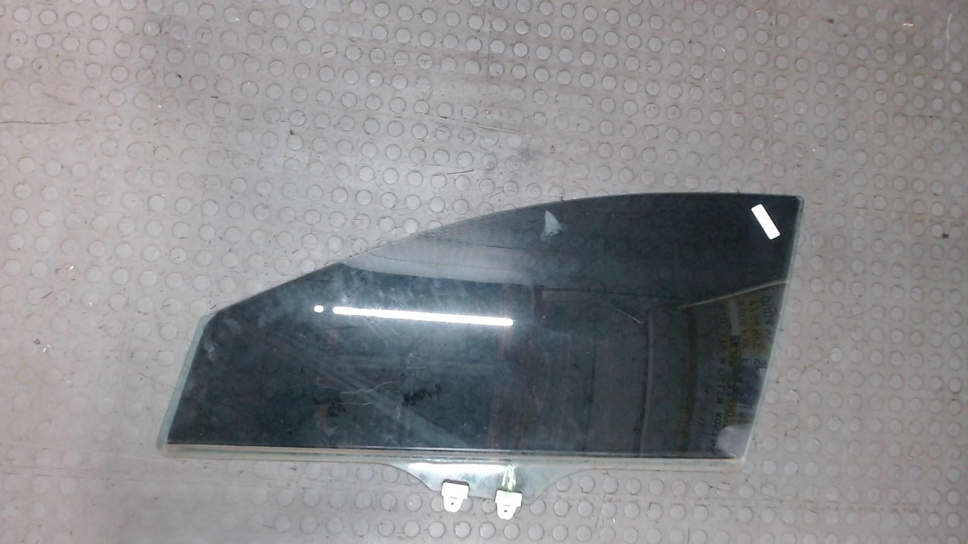 Стекло двери передней левой