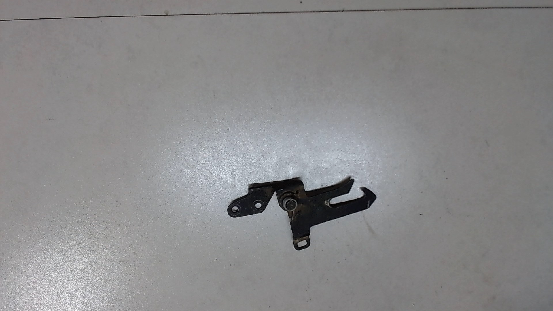 Замок капота