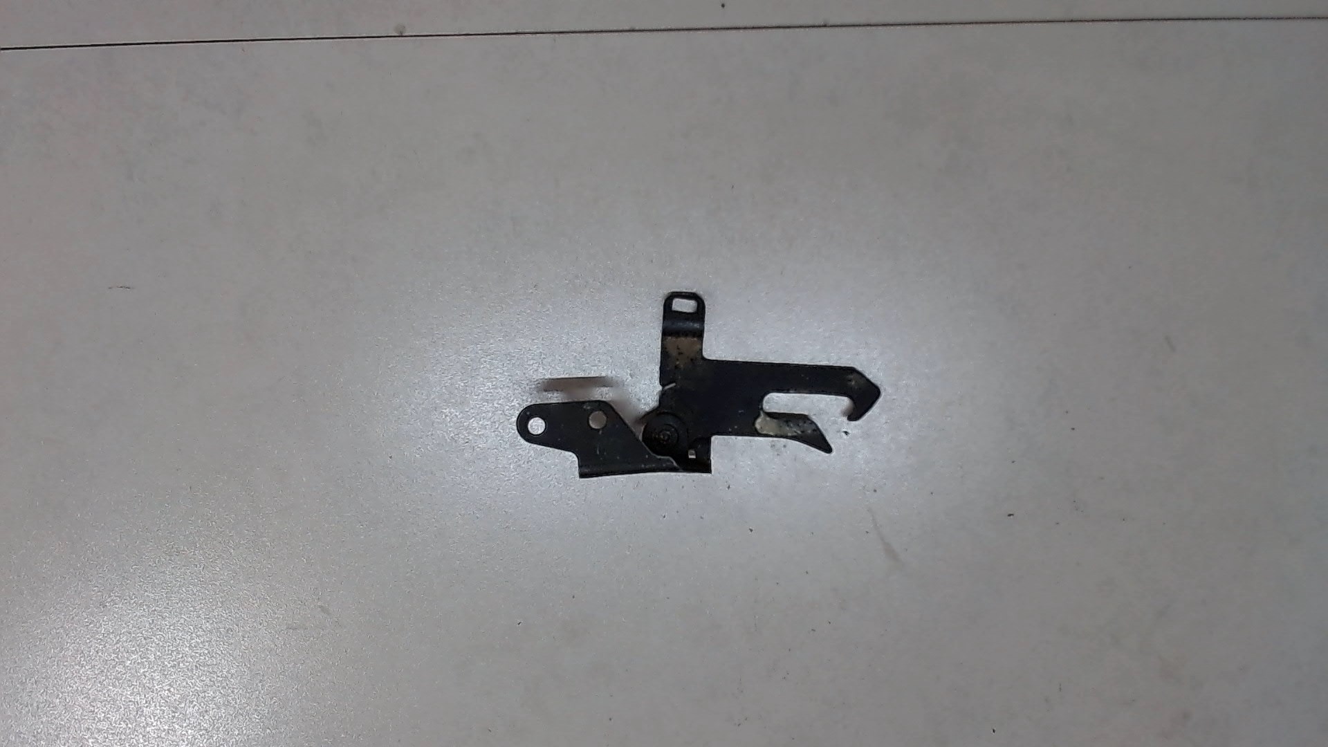 Замок капота