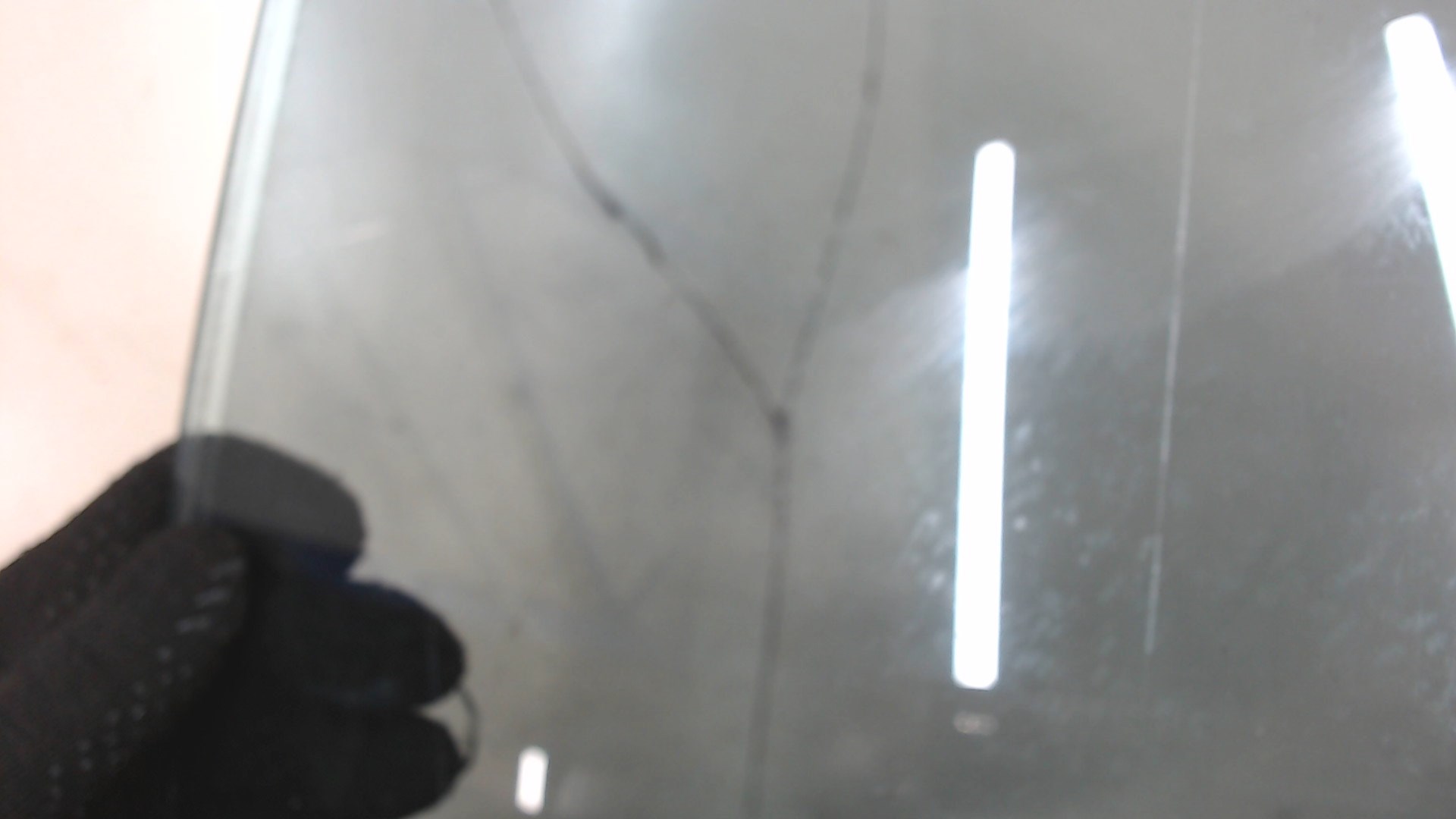 Стекло двери передней правой