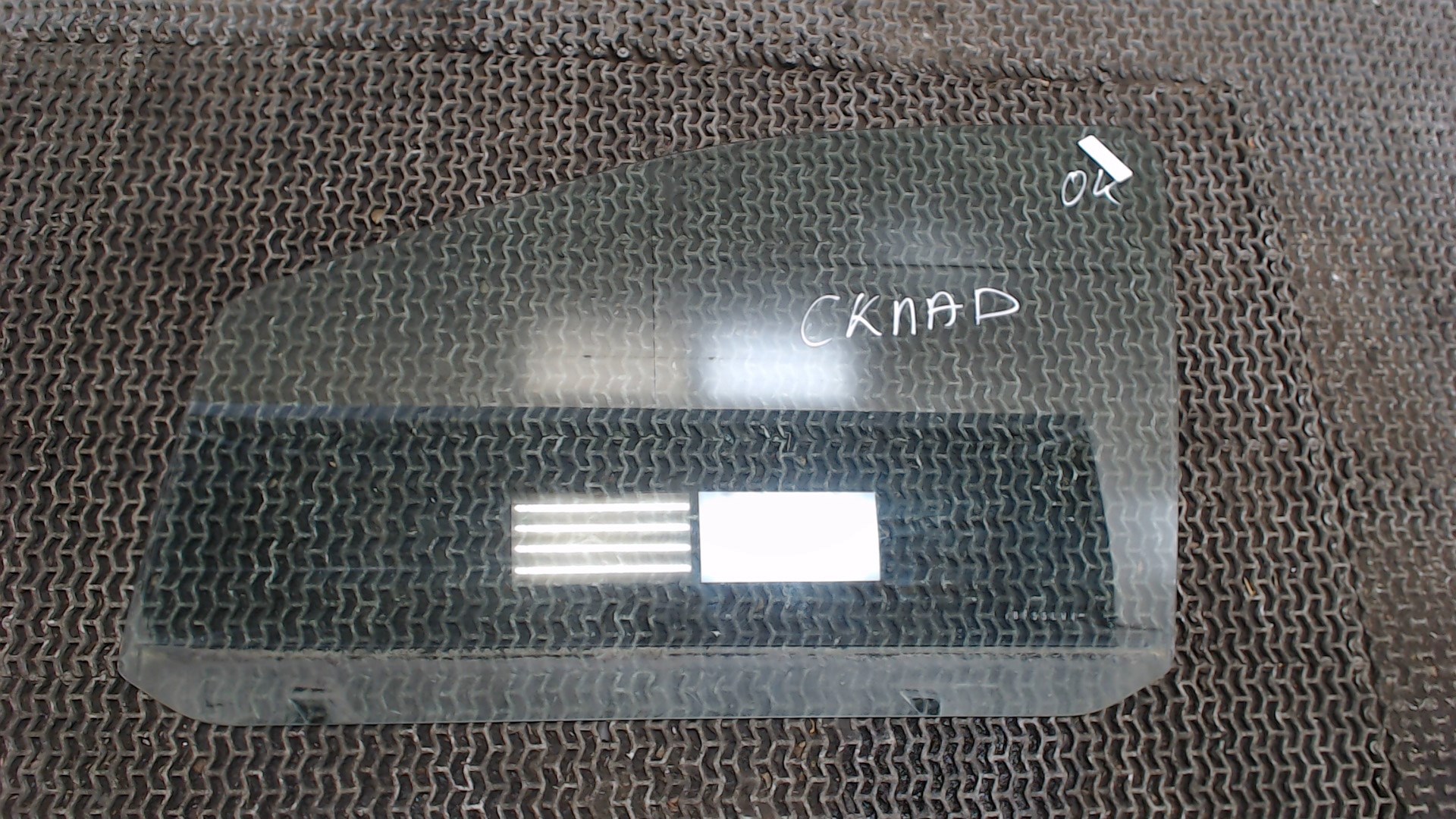 Стекло двери передней левой