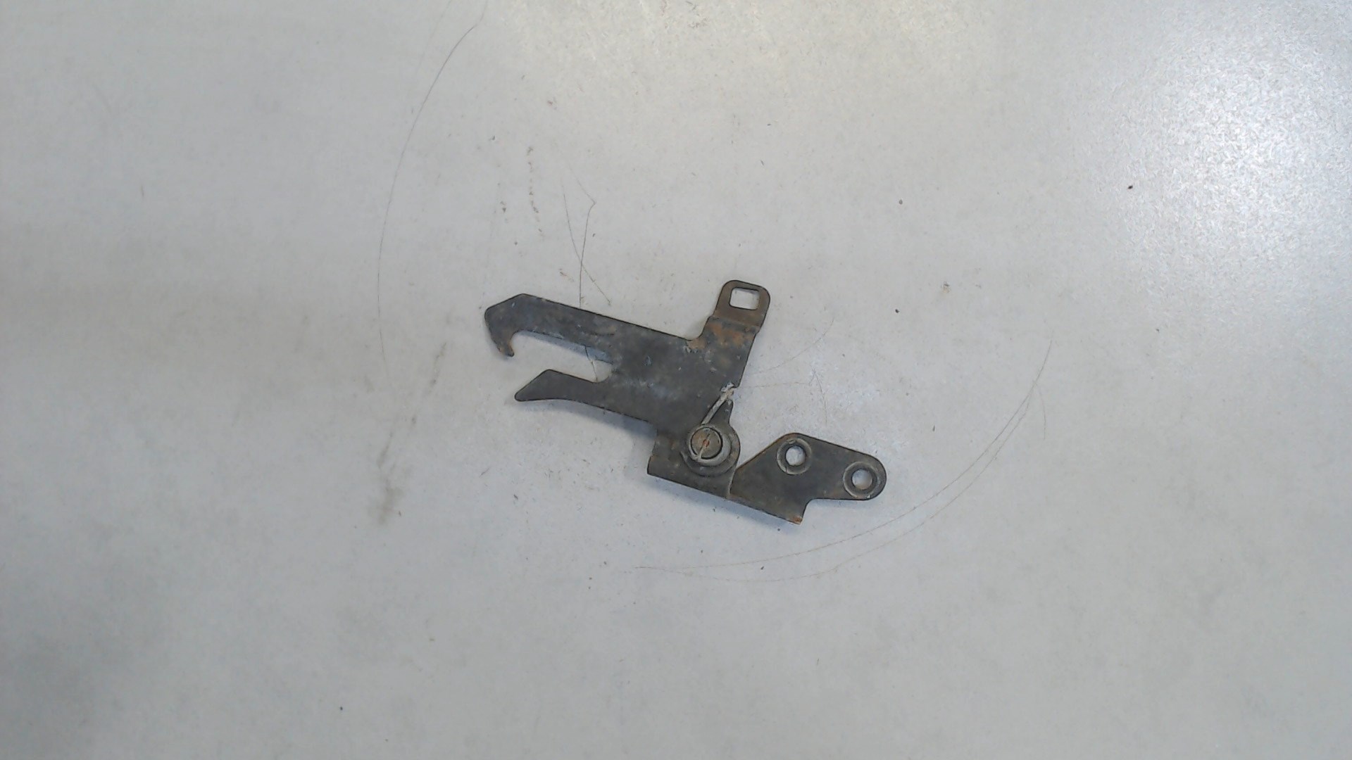 Замок капота