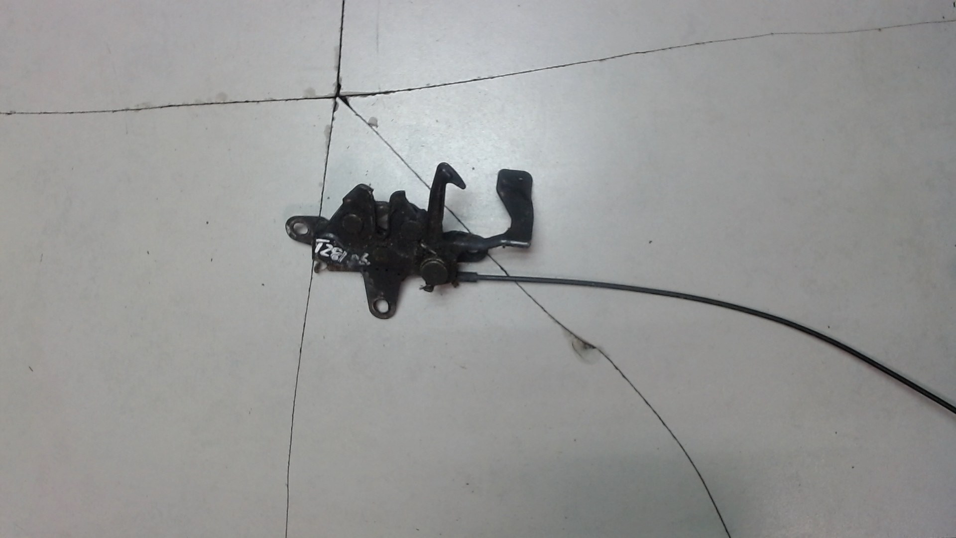 Замок капота