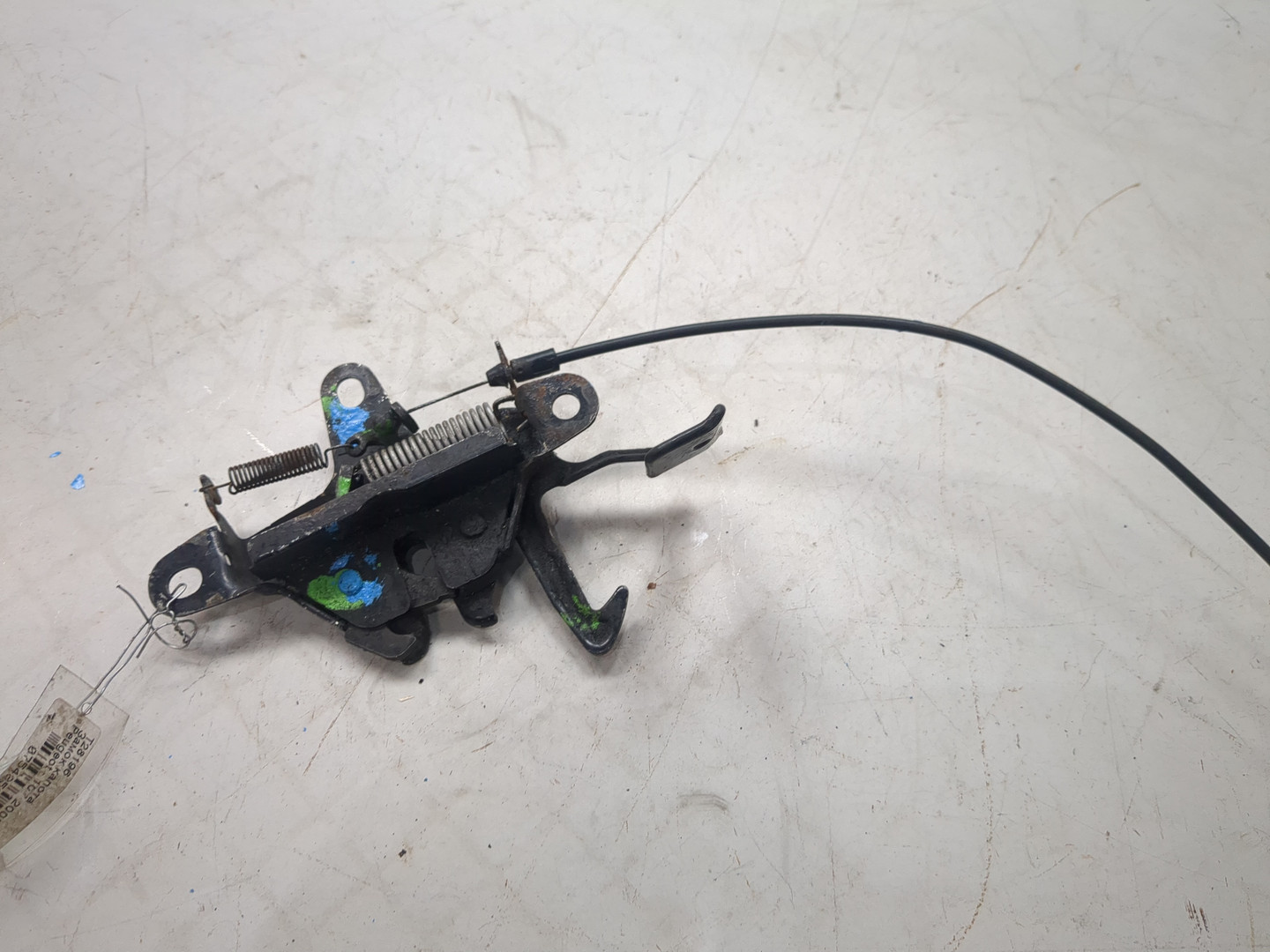 Замок капота